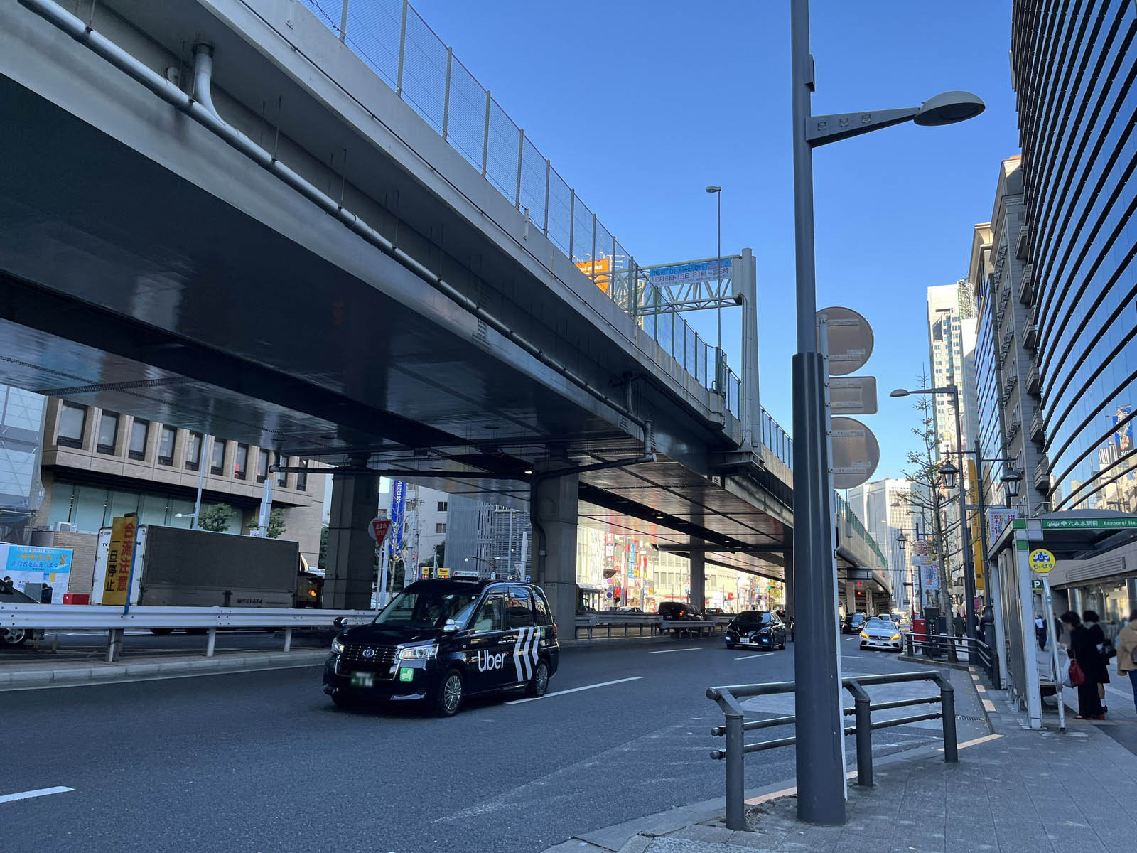 付近の六本木通り