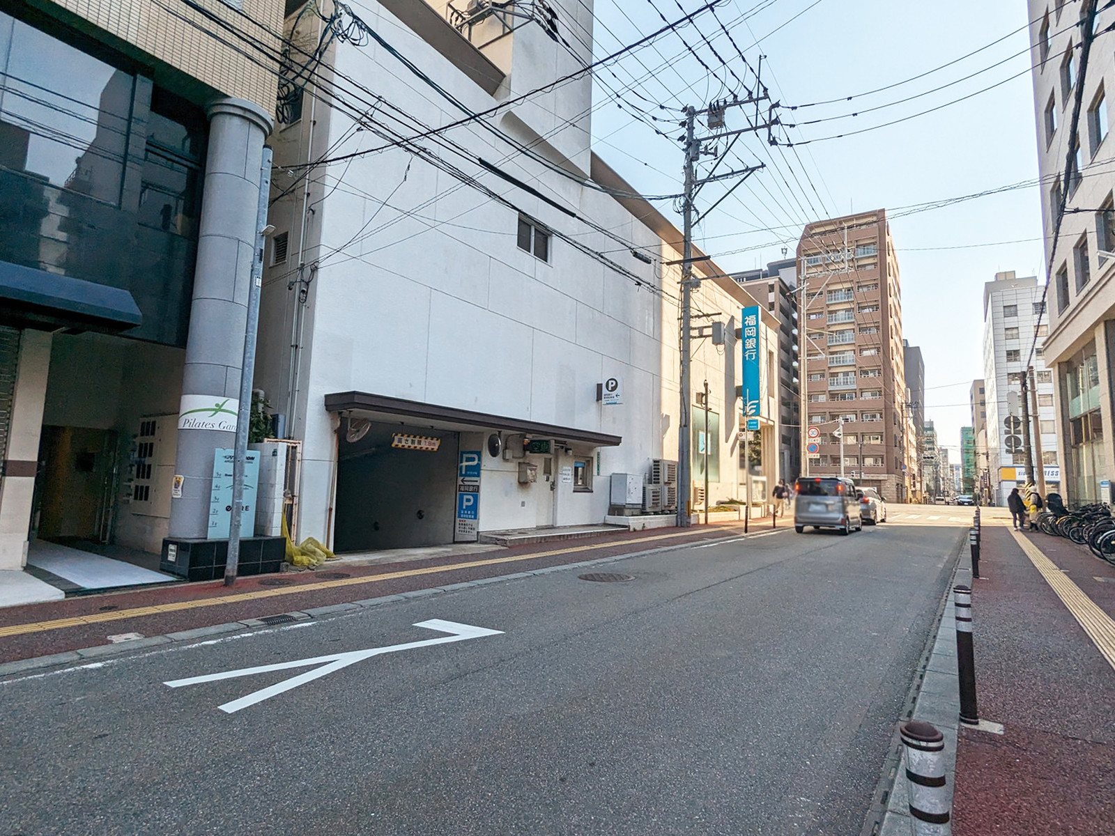 APESION BUILDING前面の西町筋