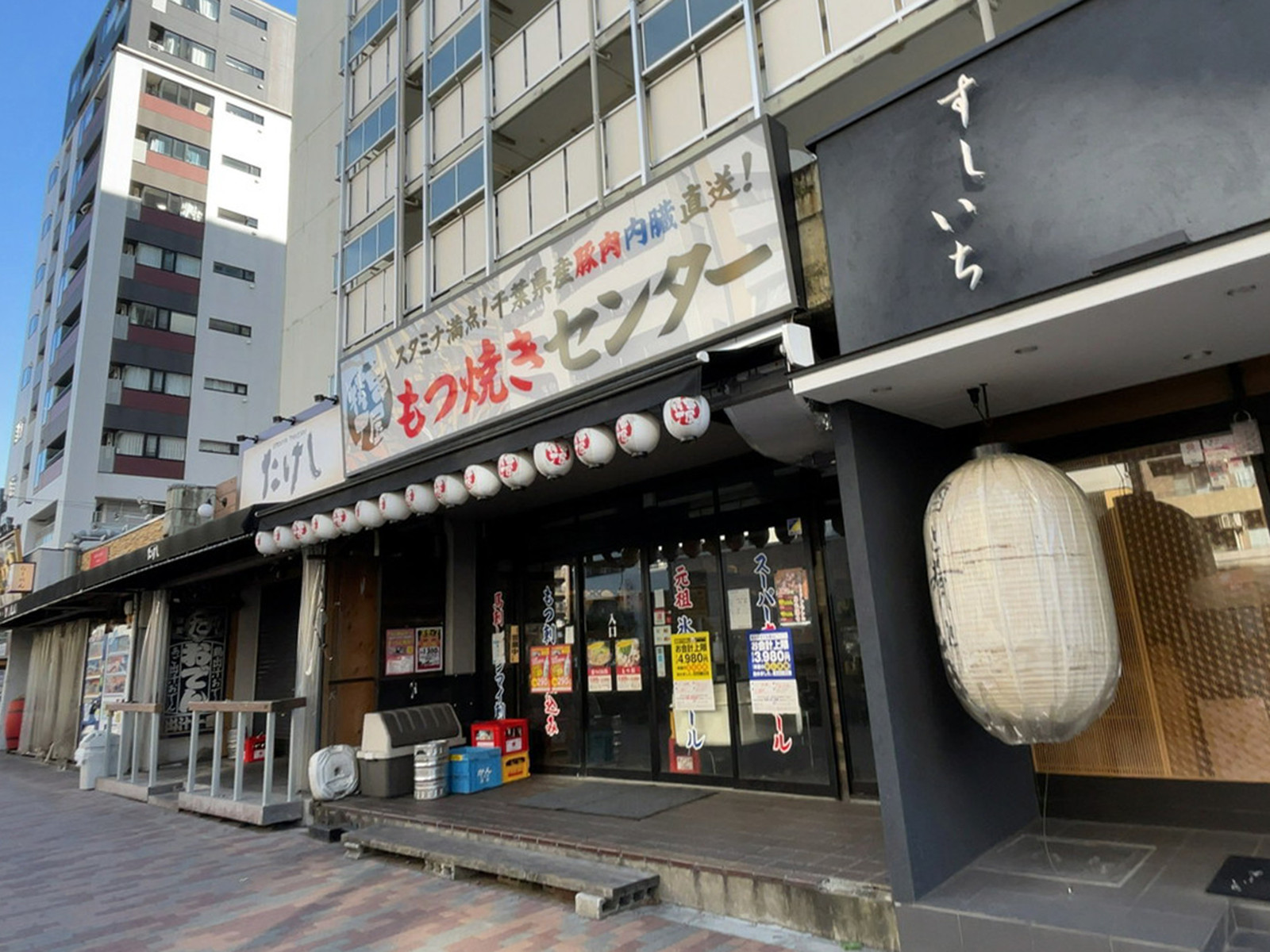 周辺には飲食店が点在