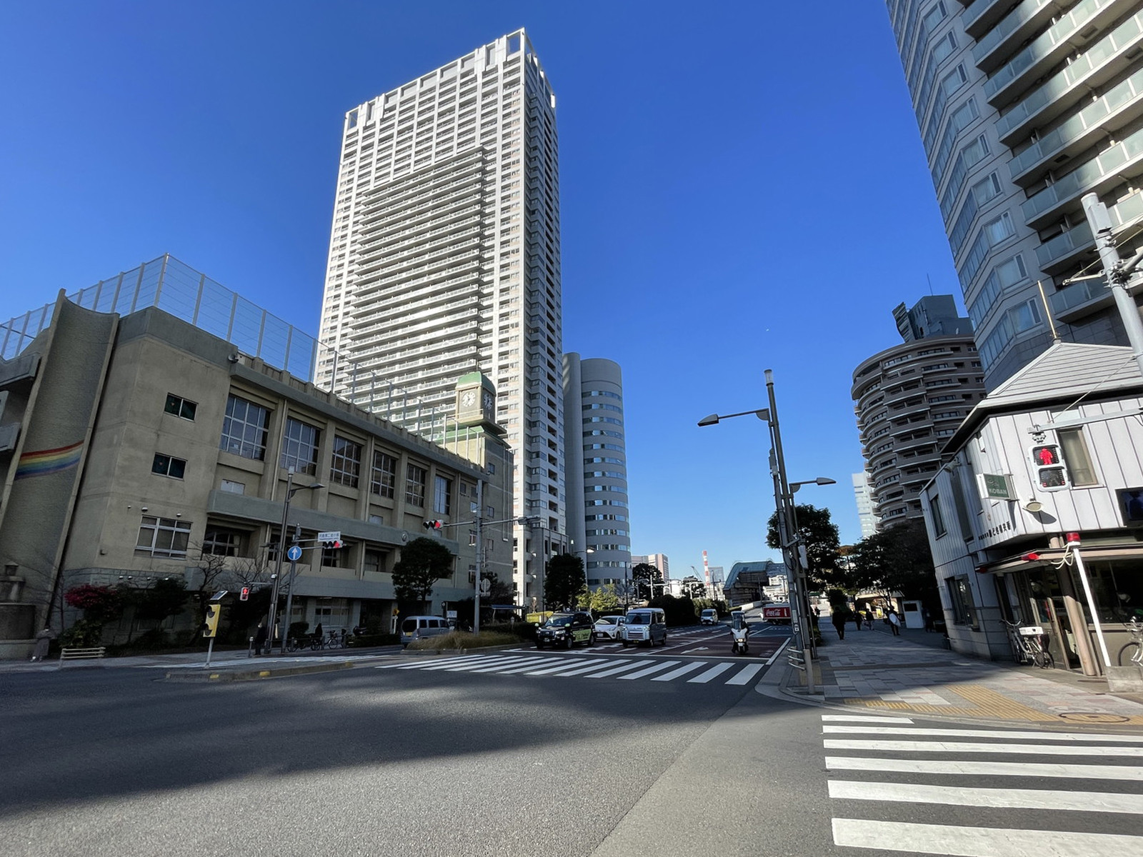 イヌイビル・カチドキ前面の通り