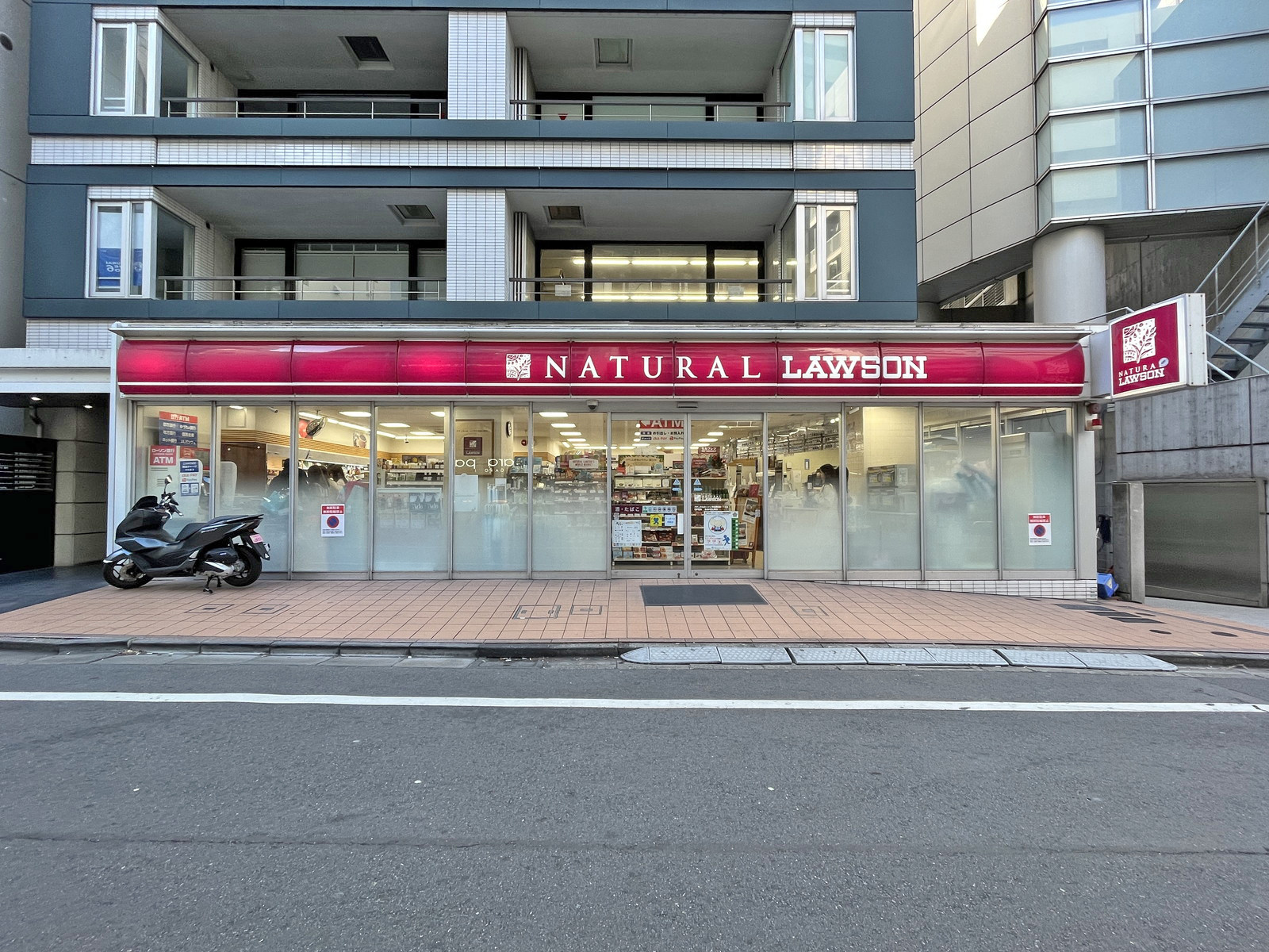 徒歩1分のナチュラルローソン渋谷道玄坂一丁目店