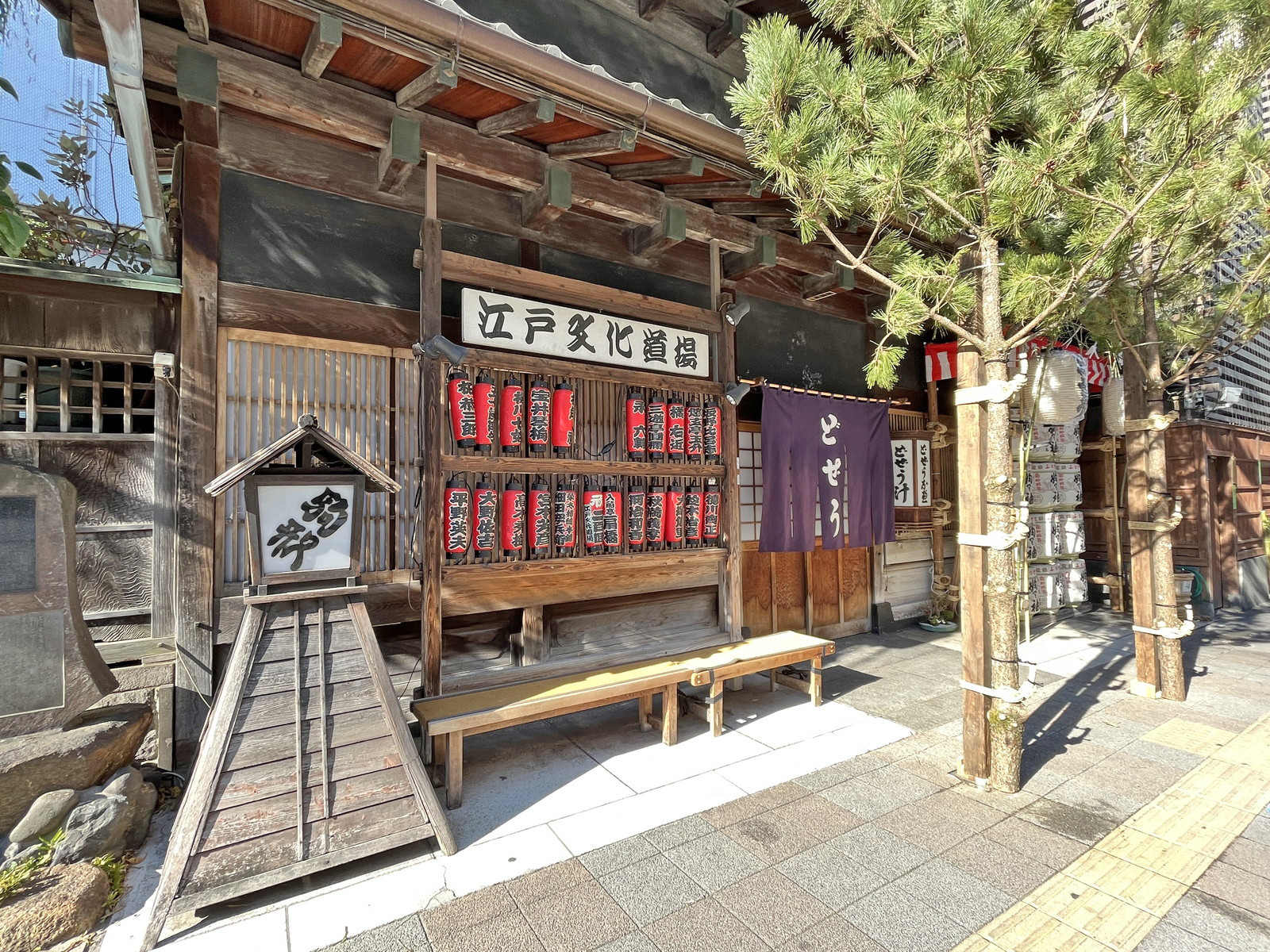 同じ並びの駒形どぜう本店
