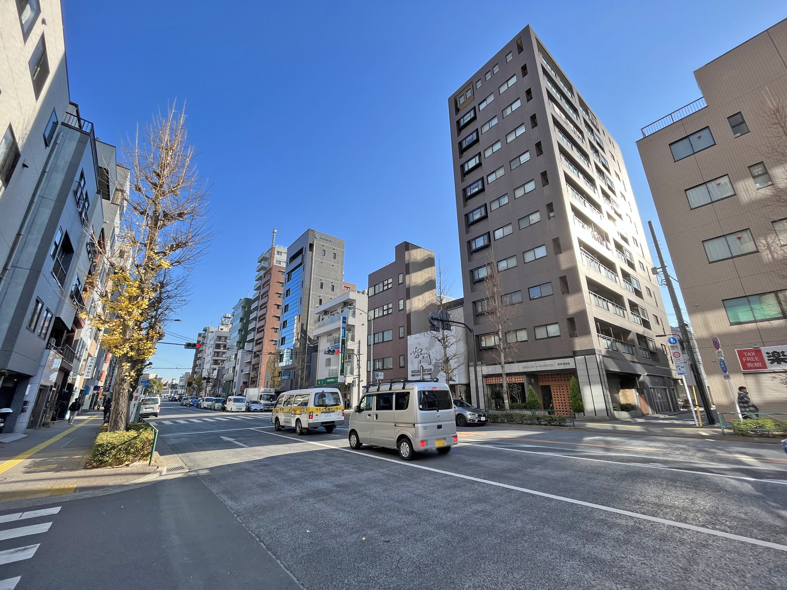 コレクション本社ビル前面の言問通り
