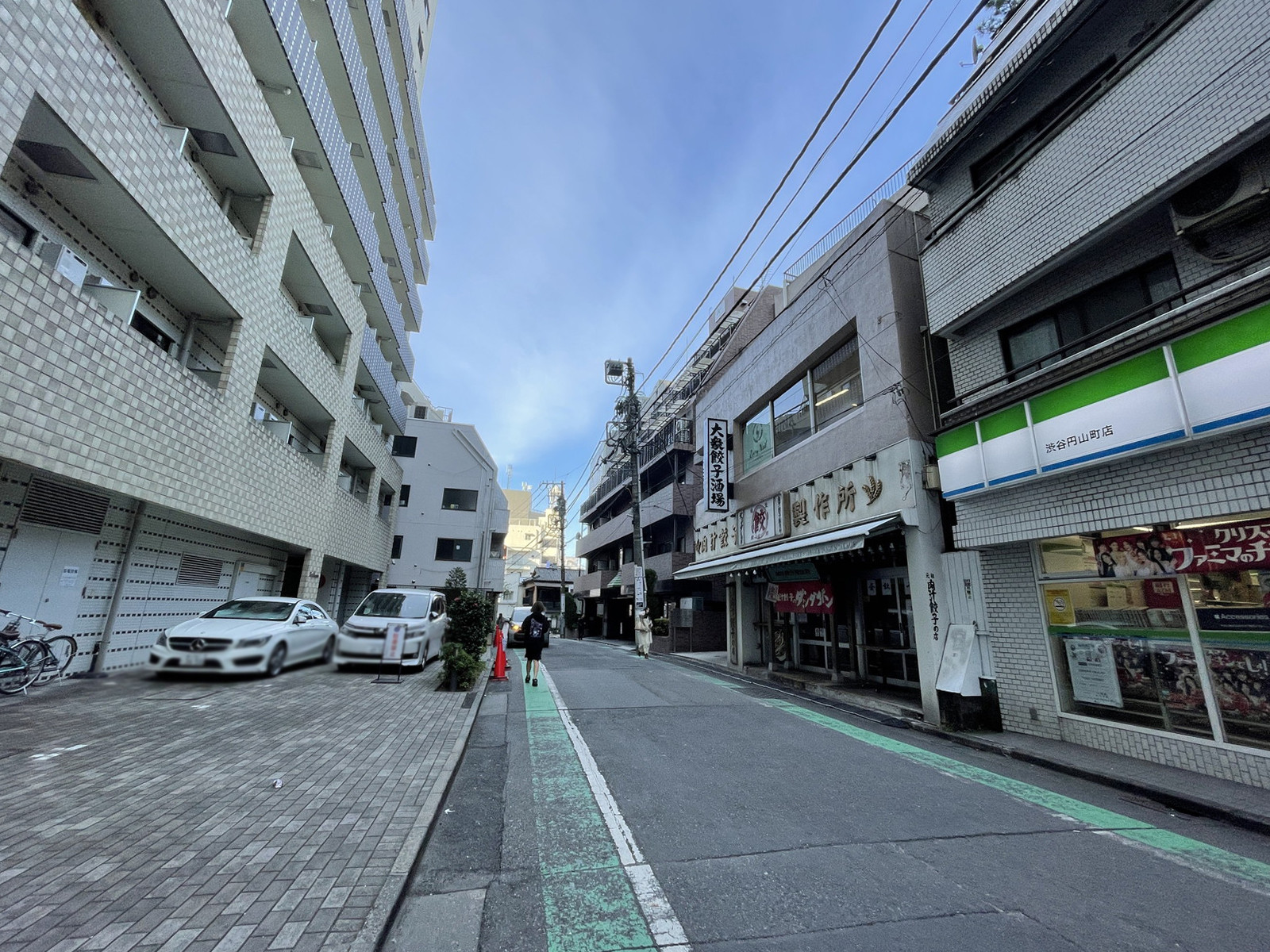 石坂ビル前面の通り