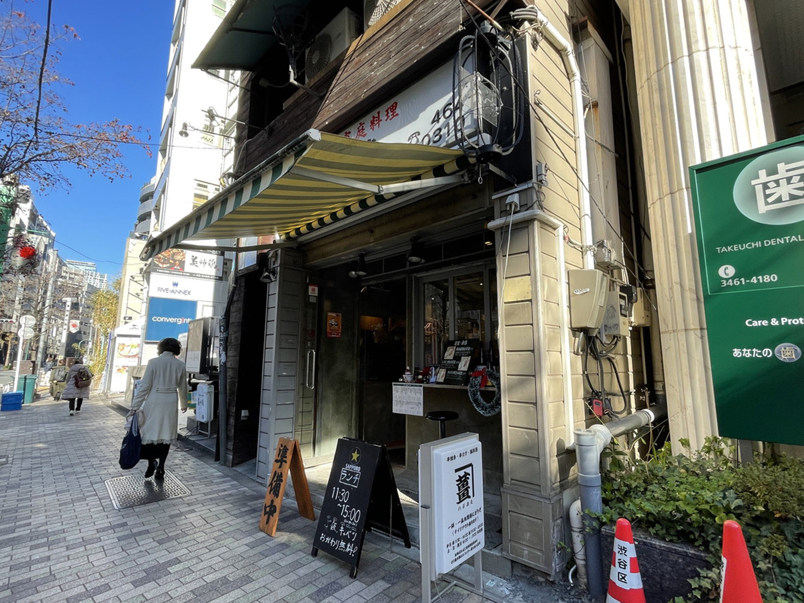 周辺には飲食店が点在