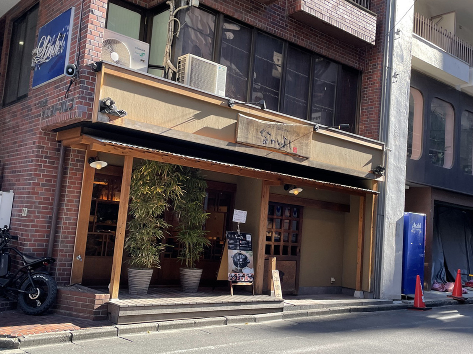 周辺には飲食店が点在