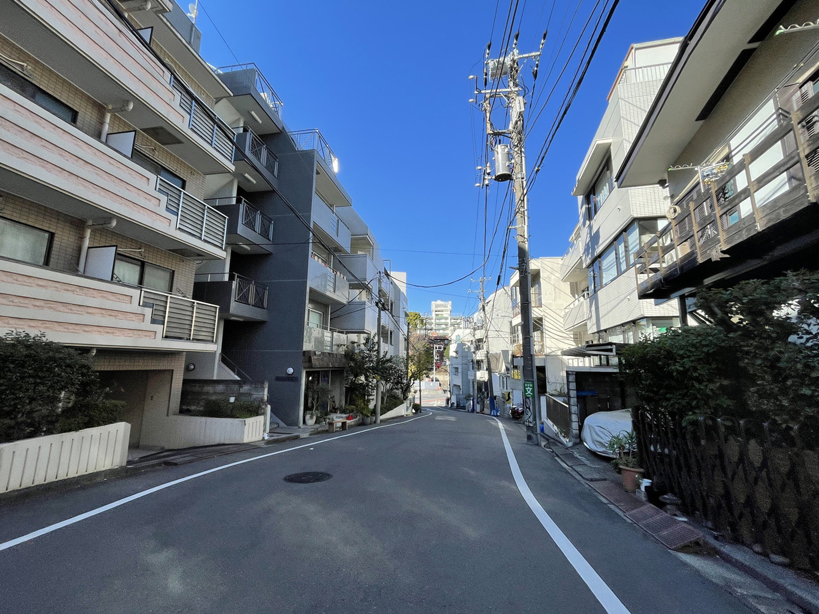 オフィスビル前面の通り