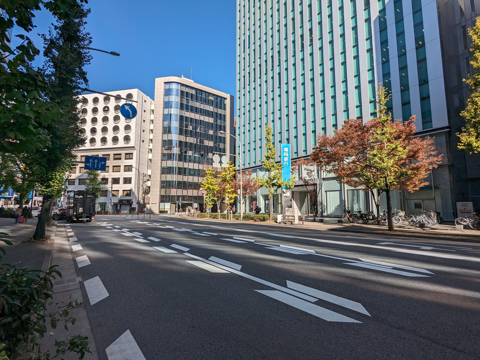 博多駅前第2ビル前面の筑紫通り