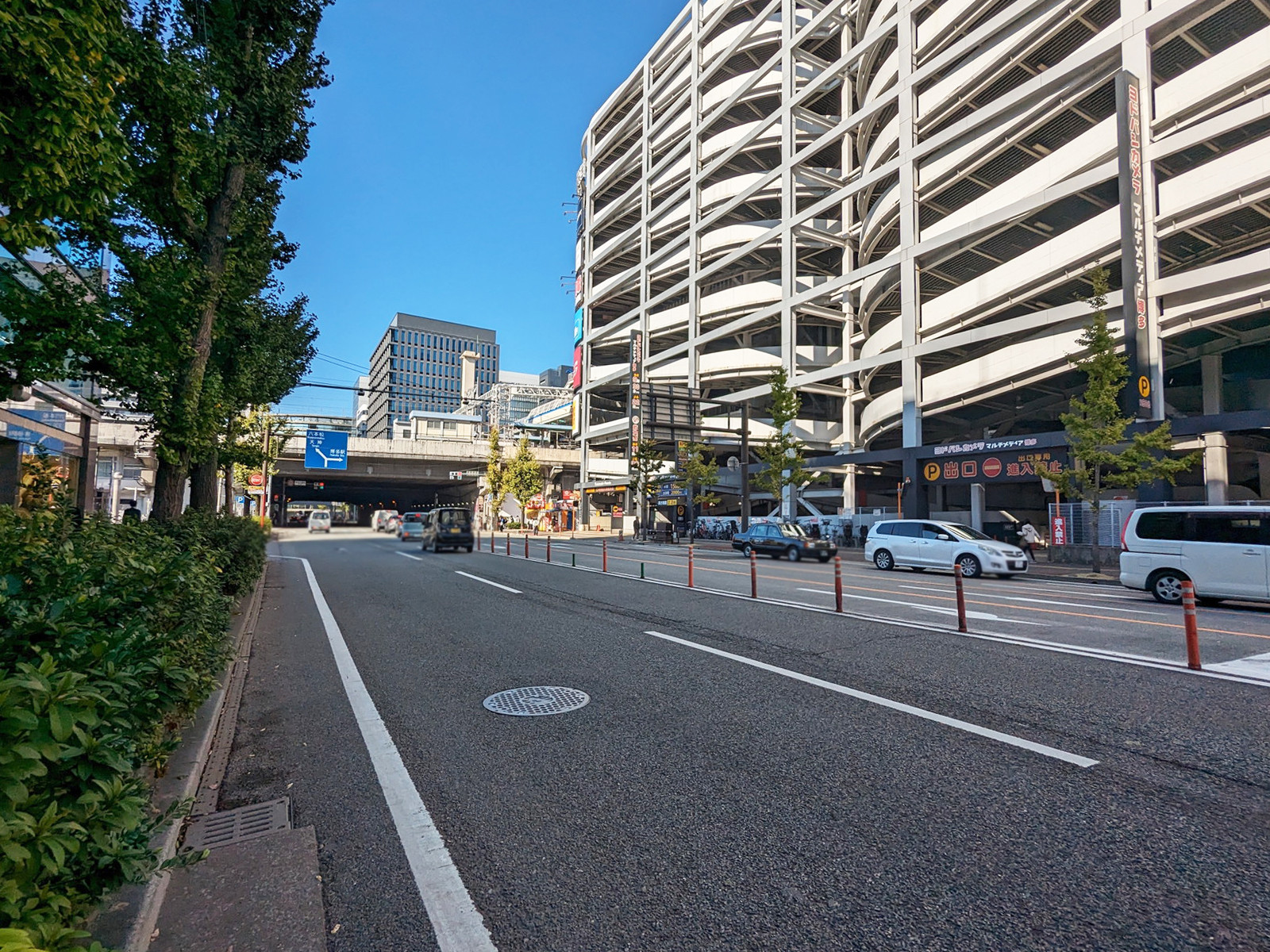 博多駅前第1ビル前面の筑紫通り