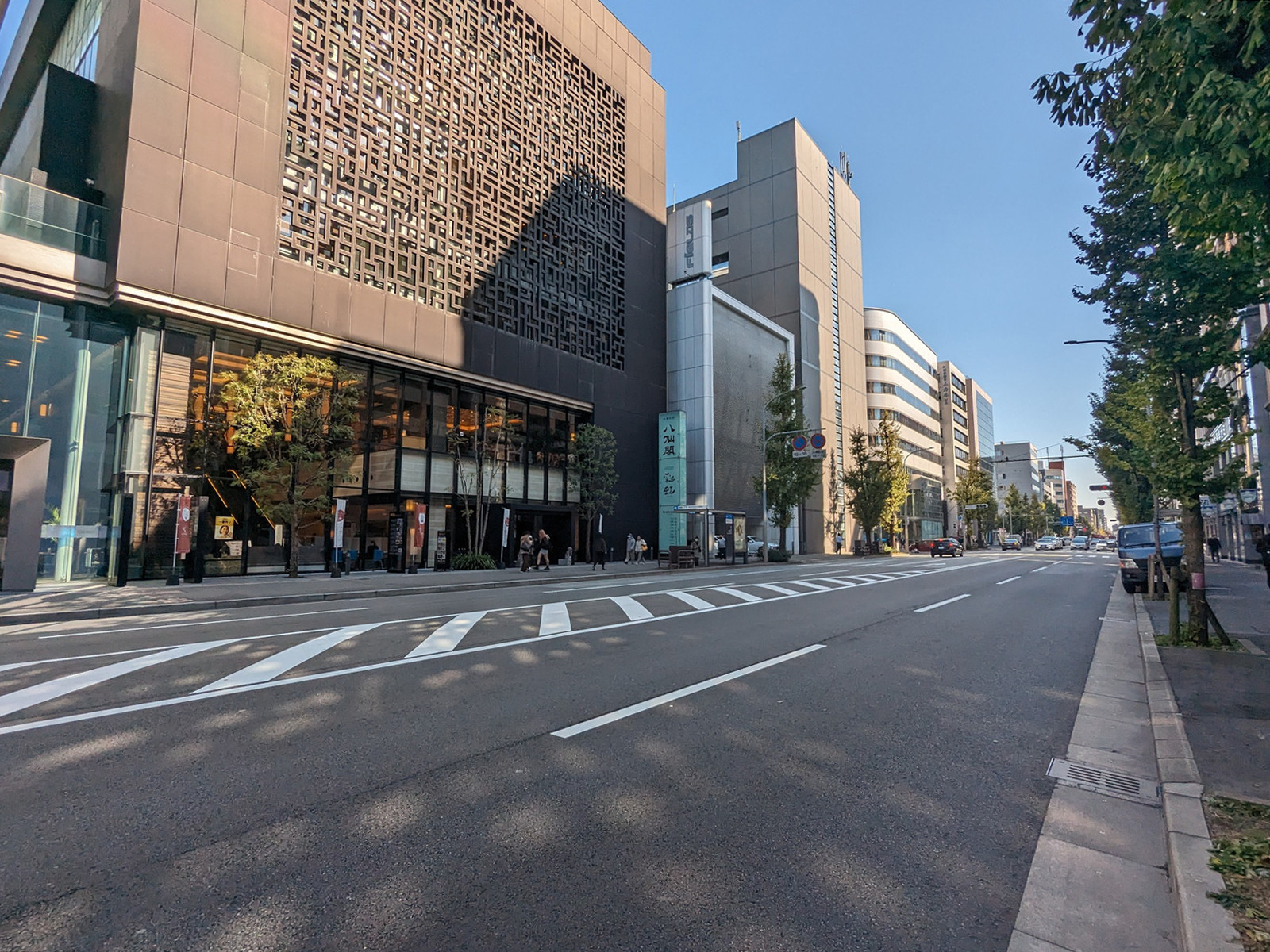 博多駅JSビル前面の筑紫通り