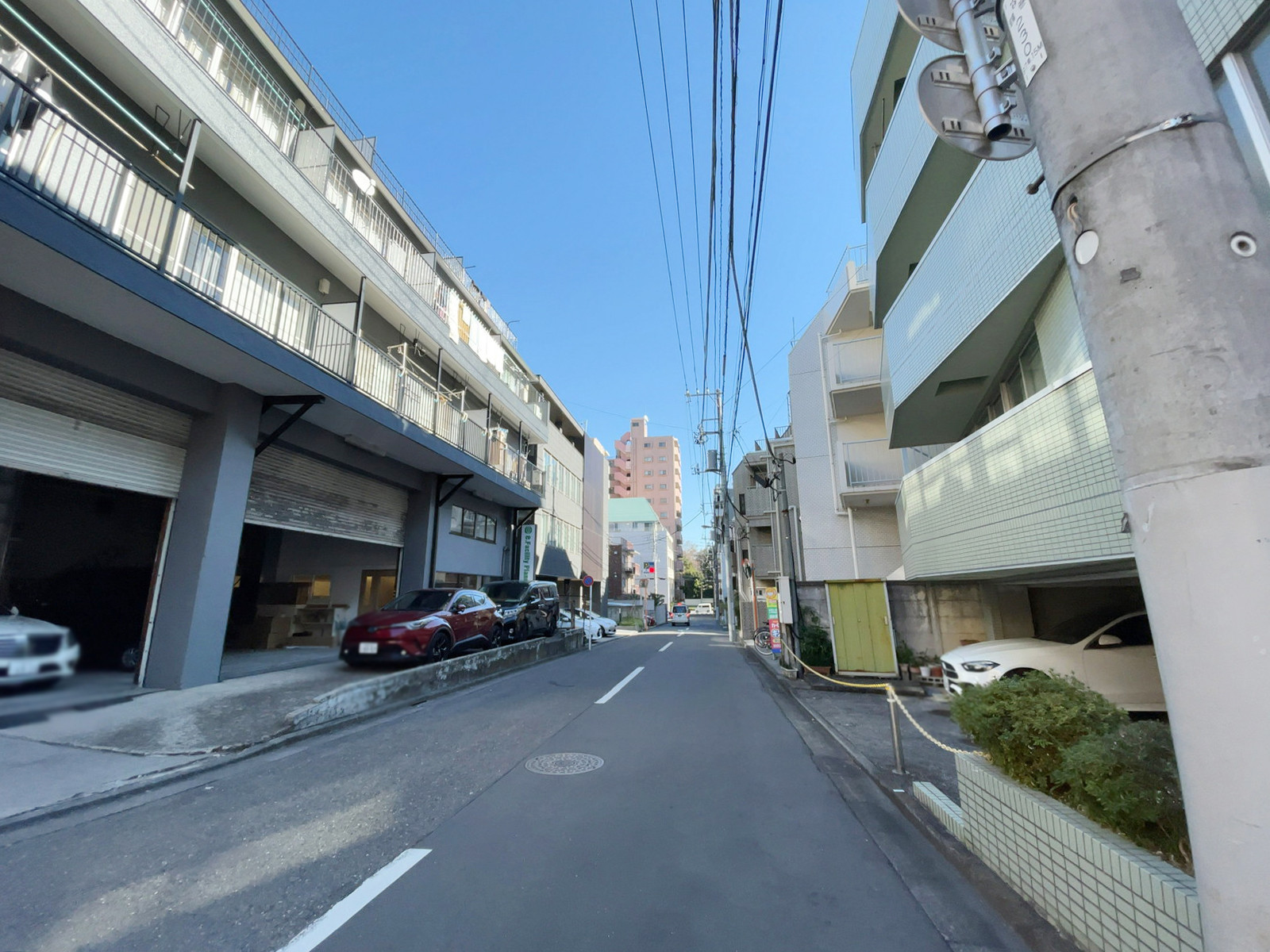 サンライトグリーンビル前面の通り