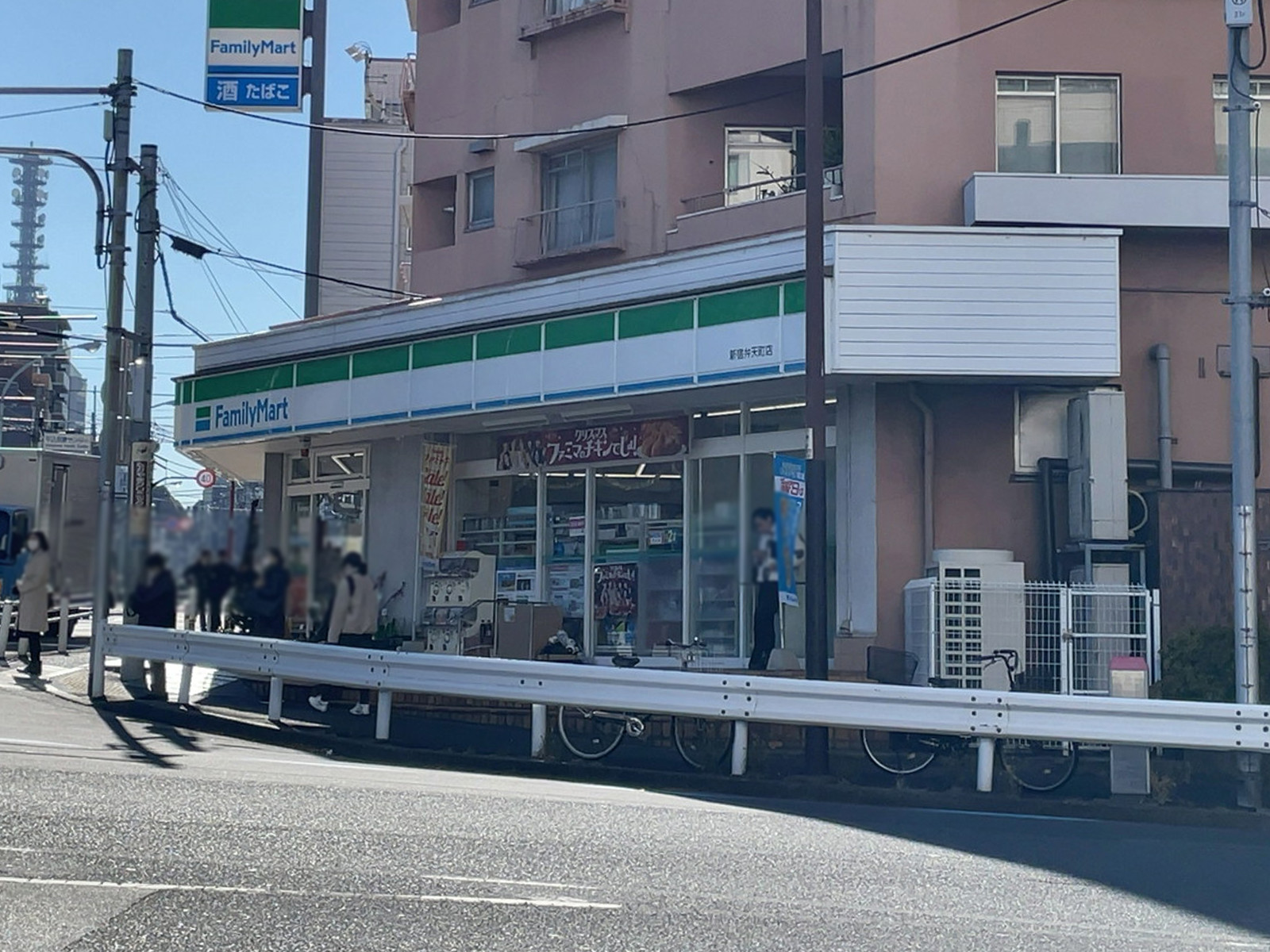 徒歩3分のファミリーマート 新宿弁天町店
