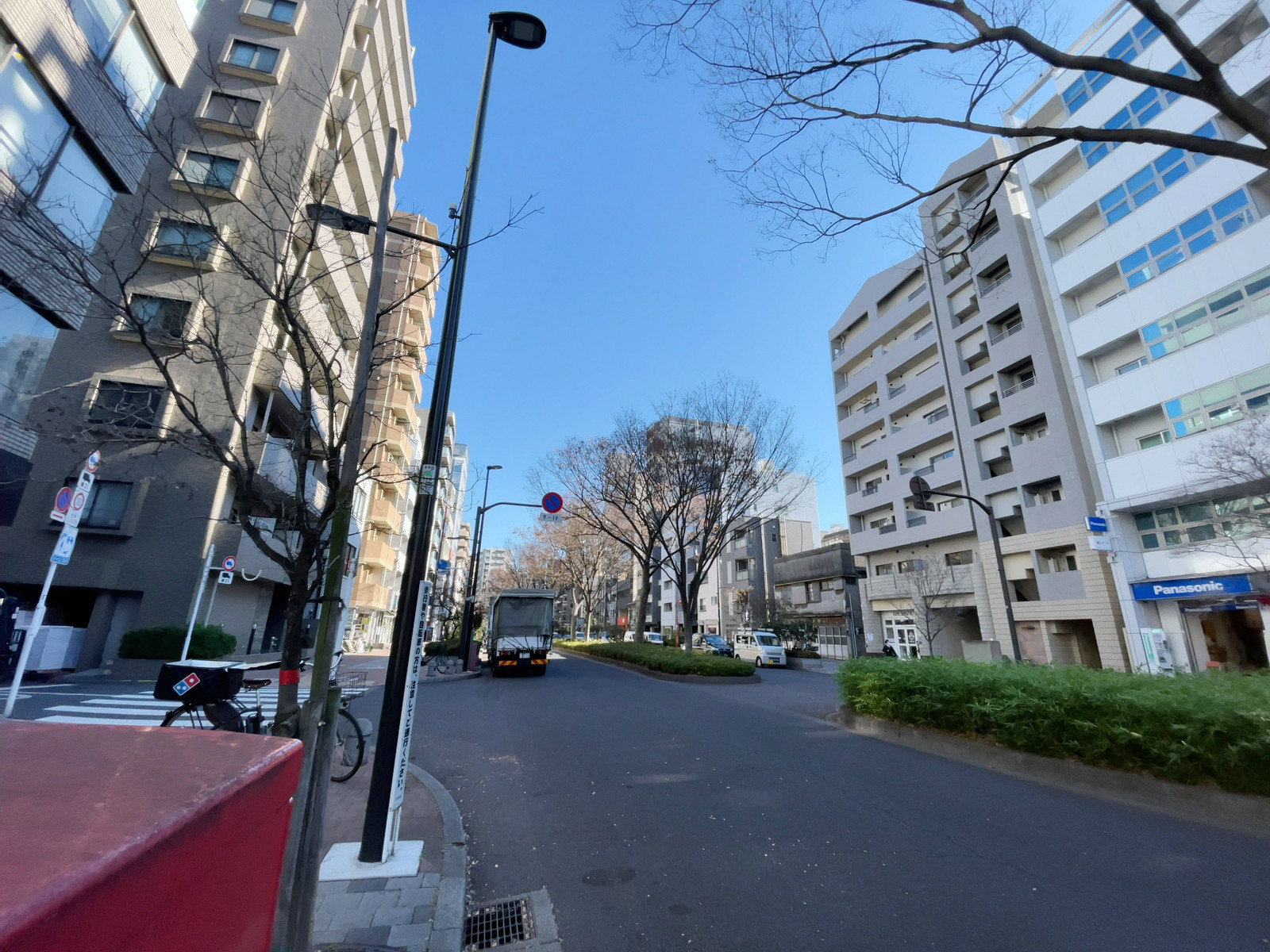 保坂ビル近くの早大通り