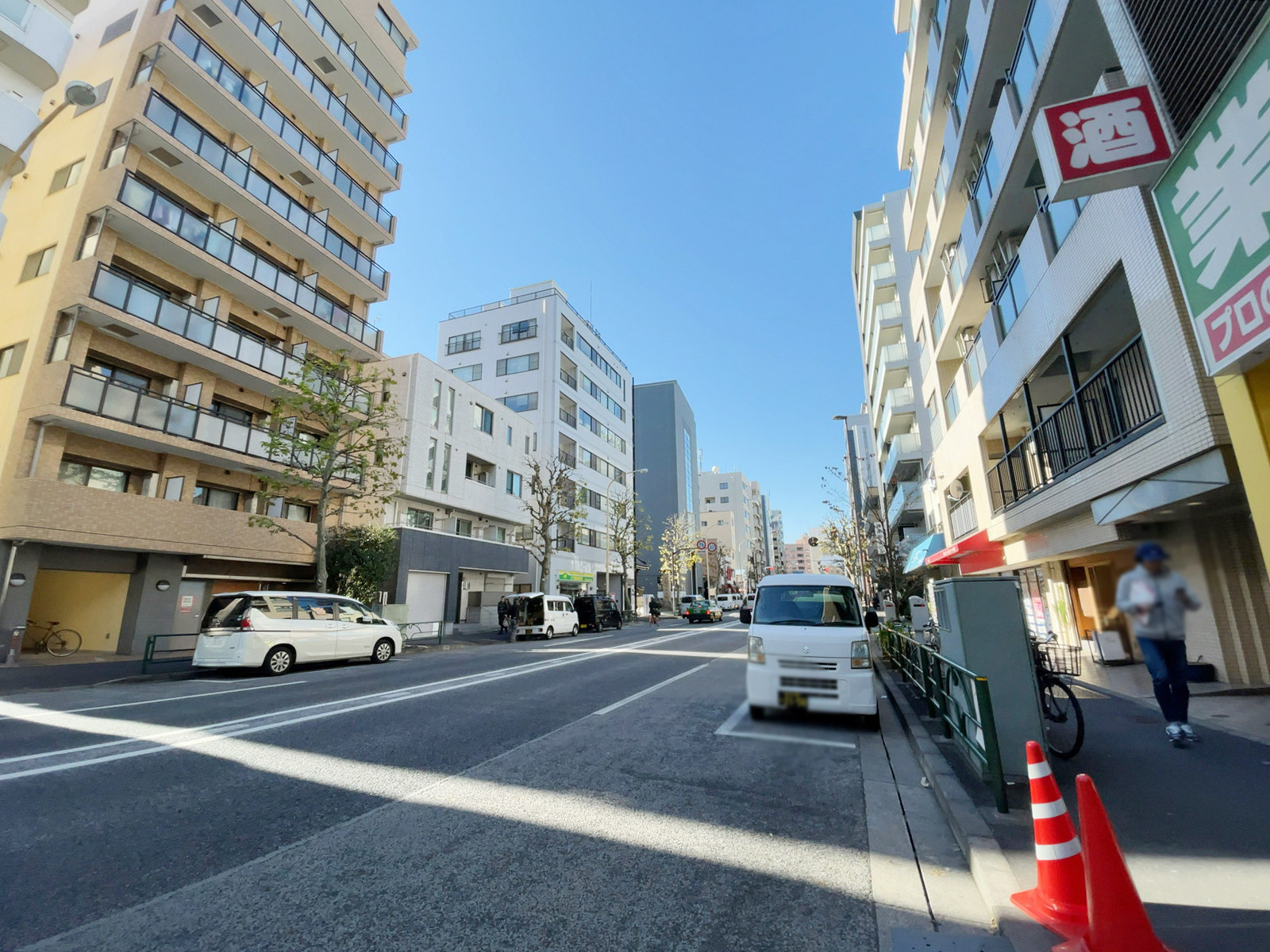 市川製本所ビル前面の早稲田通り