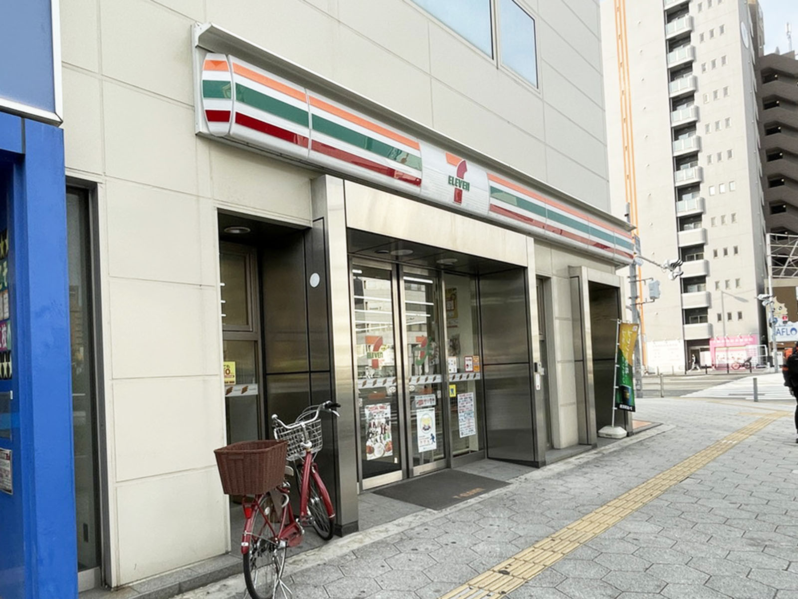 並びにあるセブンイレブン 大阪西大橋駅前店