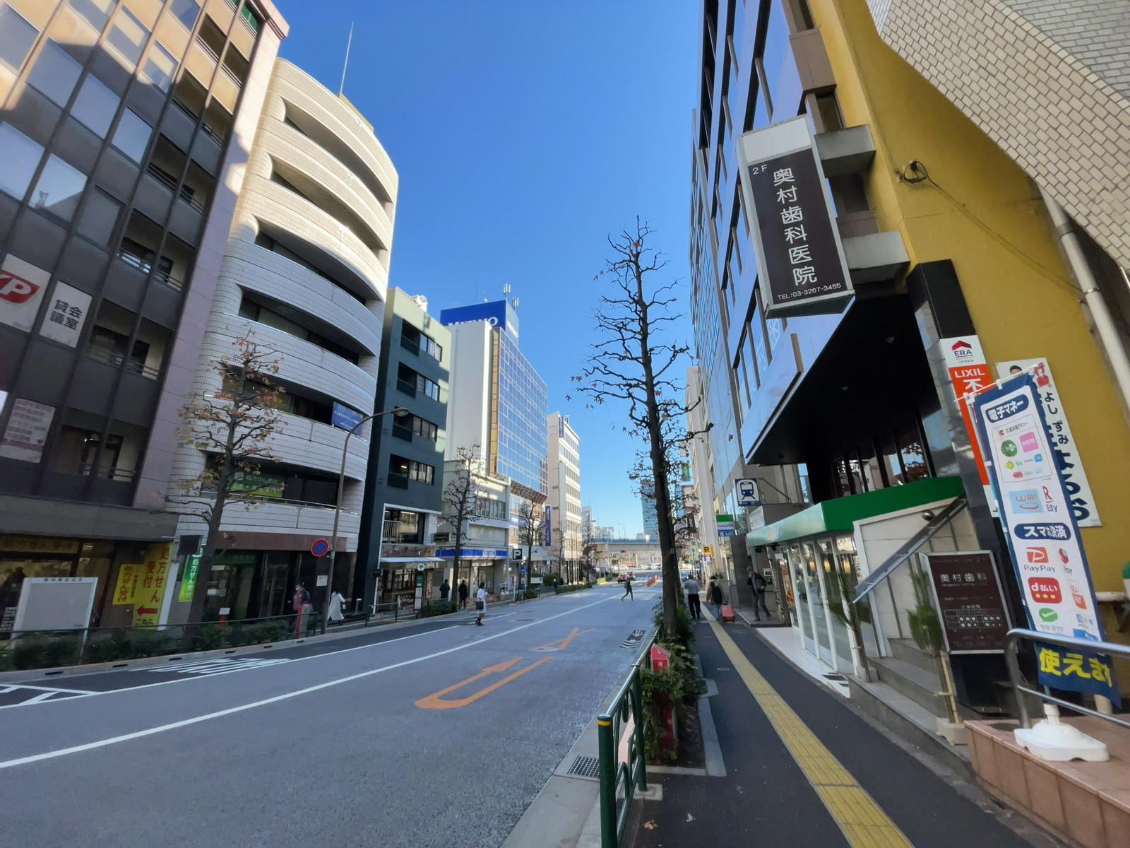 嶋田ビル前面の大久保通り