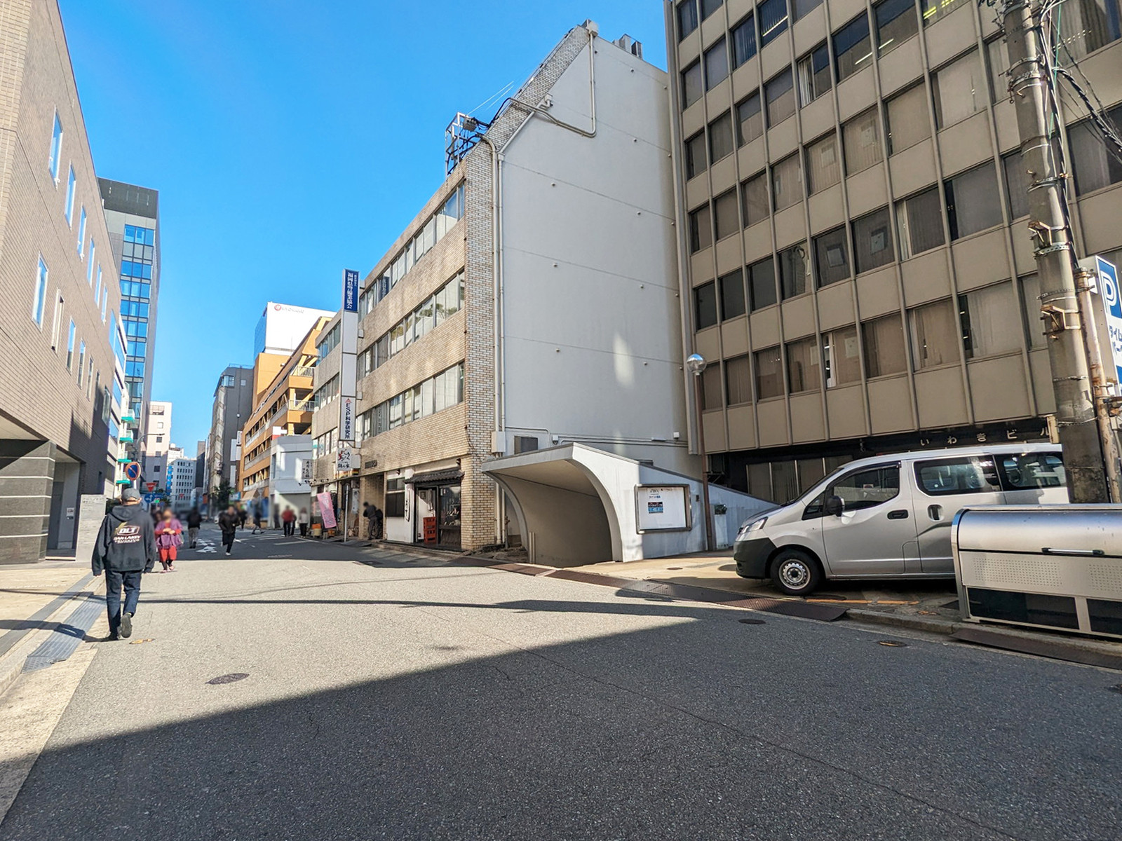 博多グローリービル前面の通り