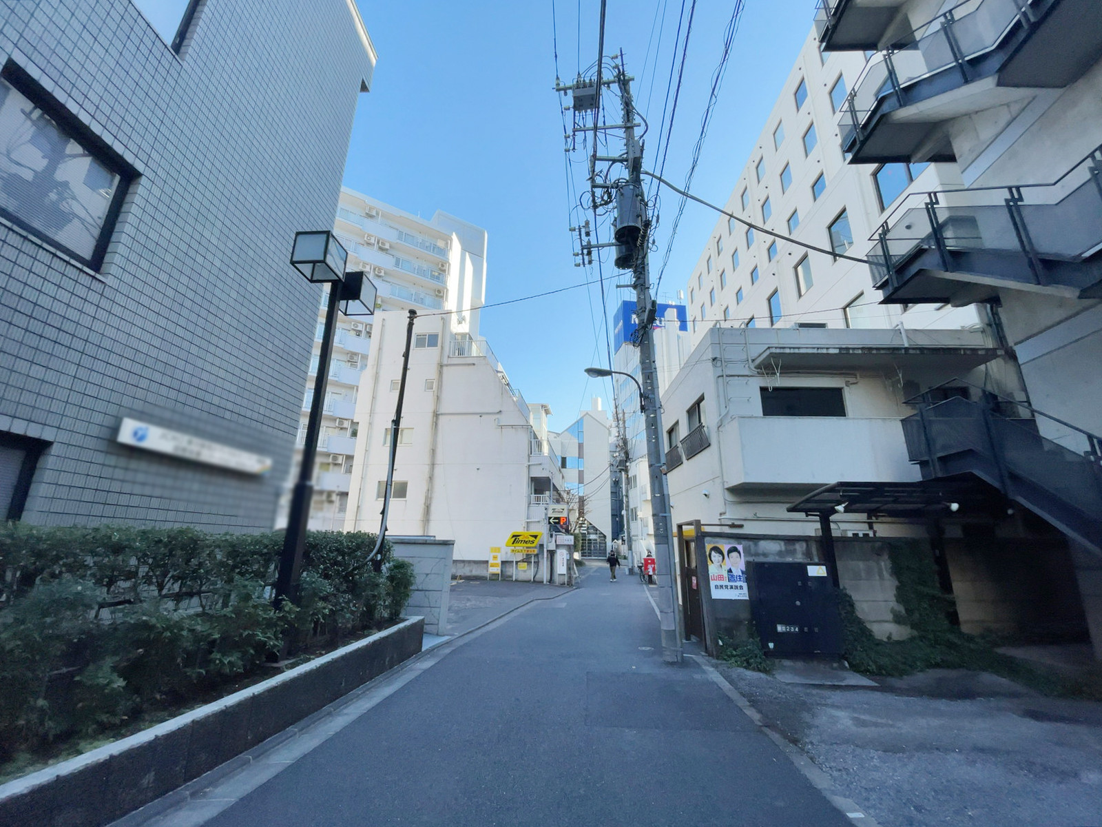 新宿中興ビル前面の通り