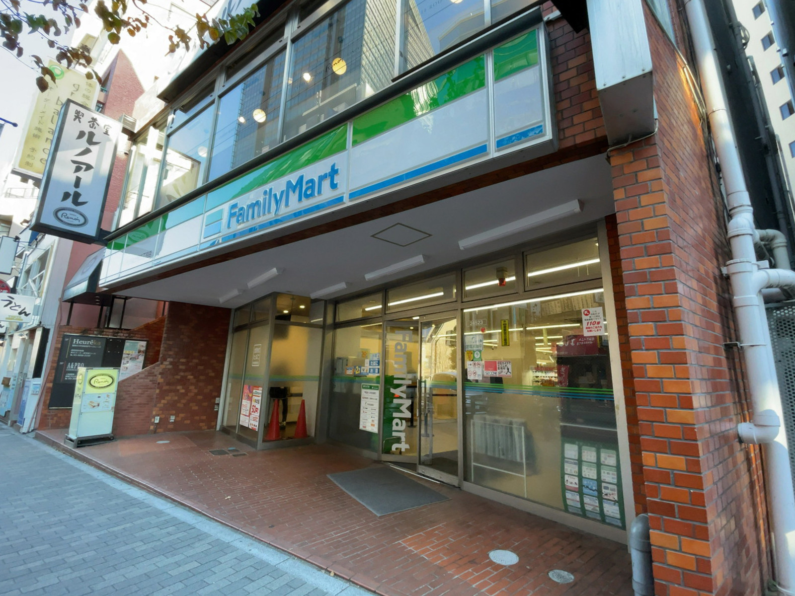 徒歩1分のファミリーマート 千代田富士見二丁目店