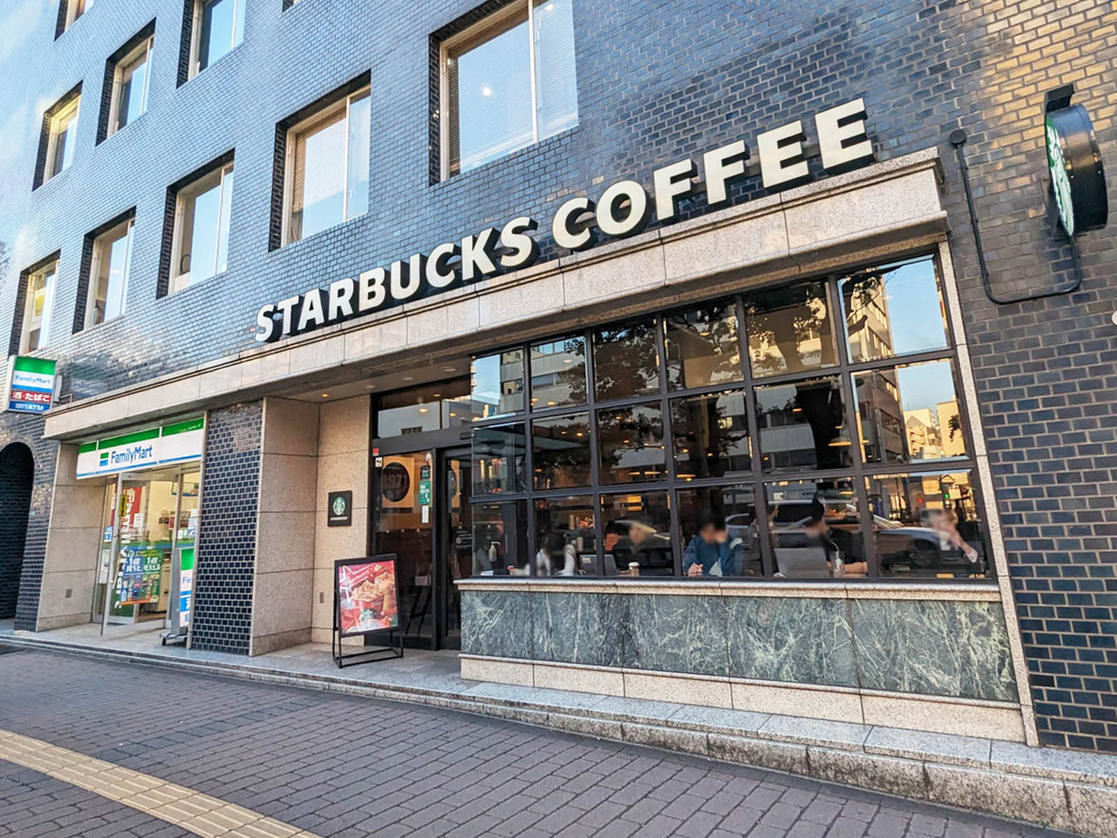 向かい側のスターバックスコーヒー 天神南渡辺通り店