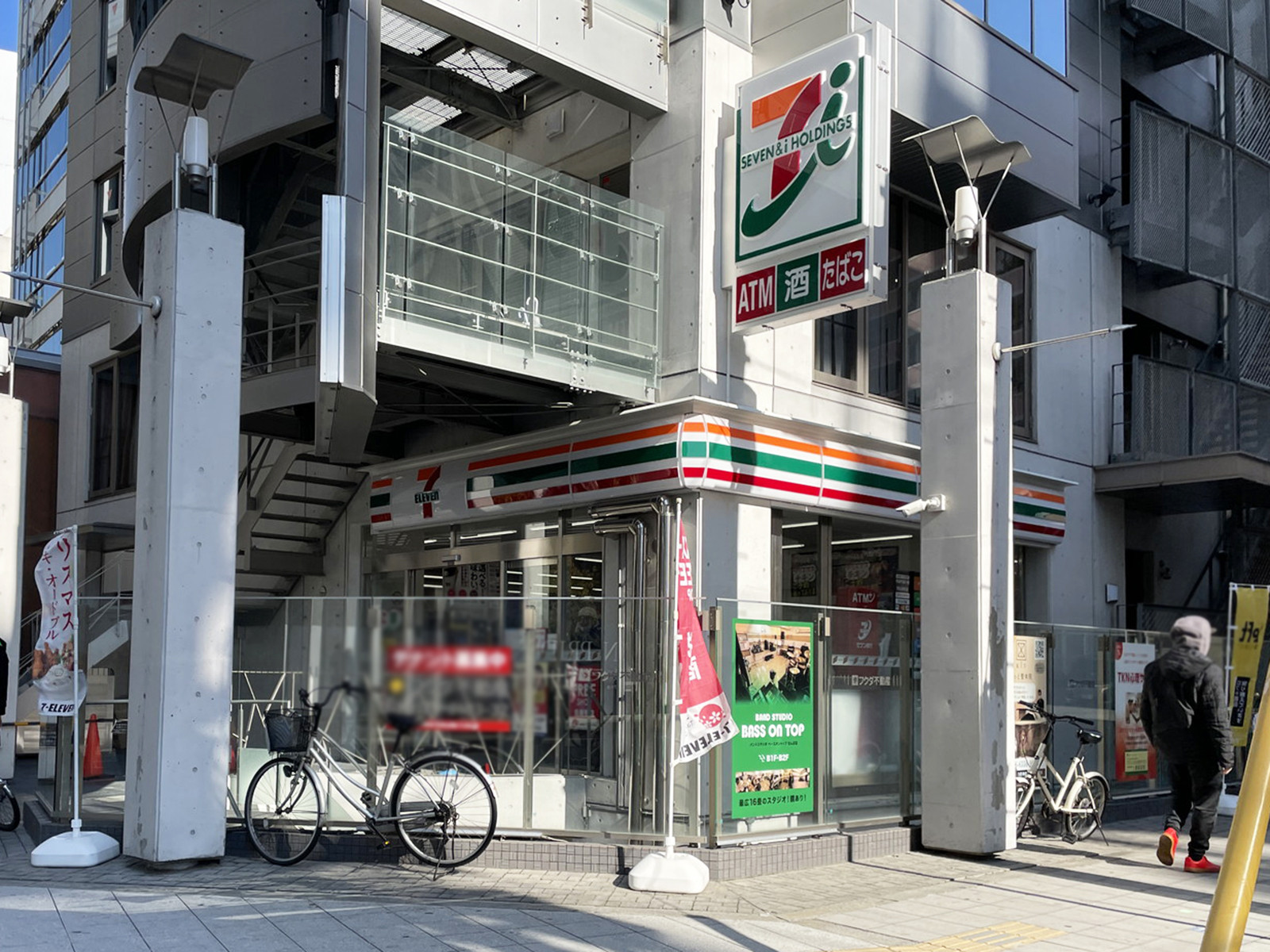 同じ通りにあるセブンイレブンJR難波駅東