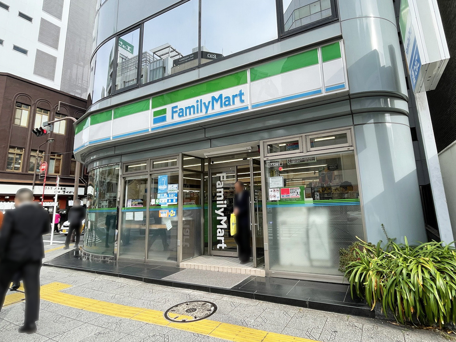 向かいのファミリーマート 神田鍛冶町三丁目店