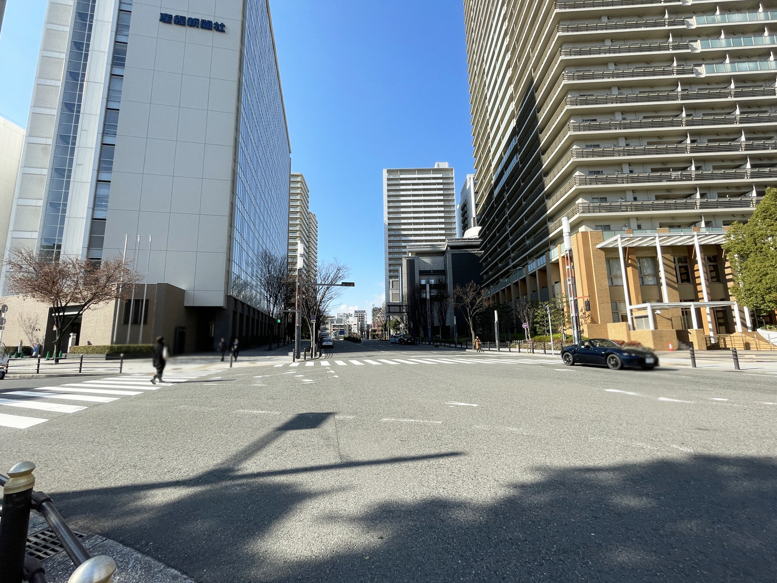 難波サンケイビル前面の通り