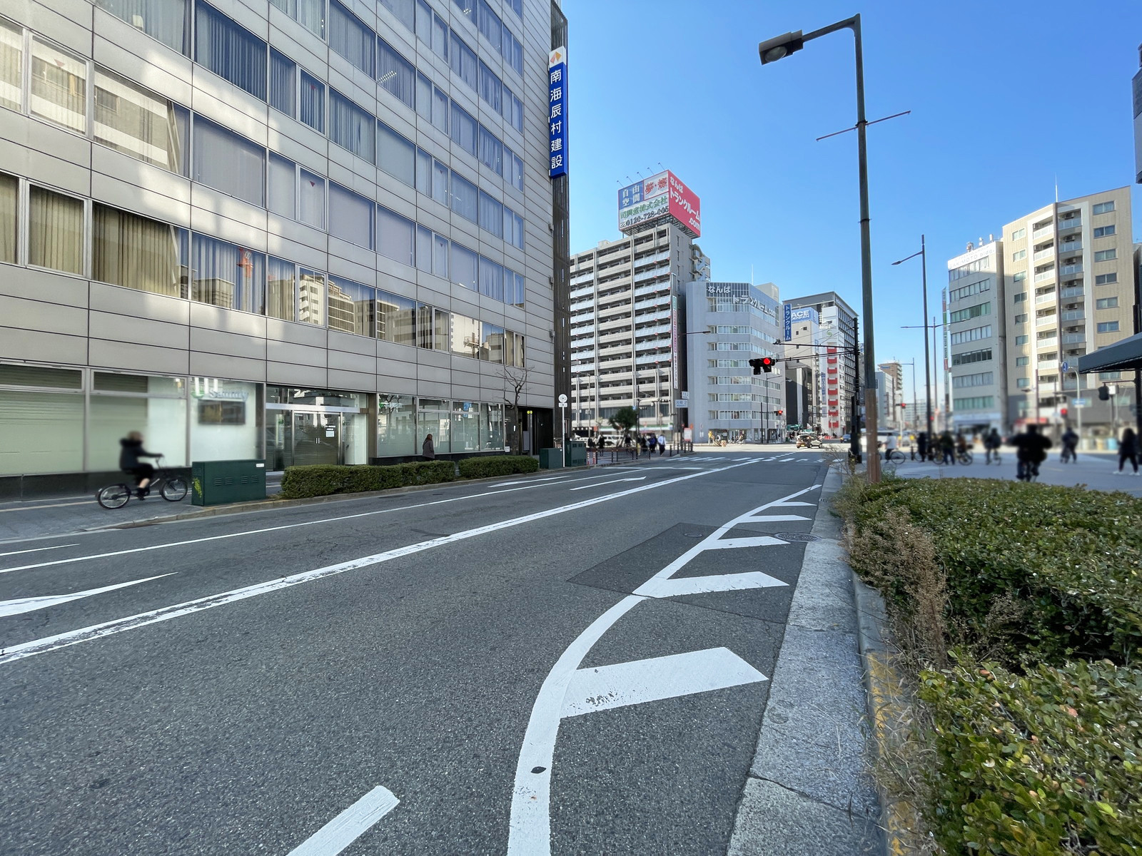 ナンバ辻本ビル前面の通り