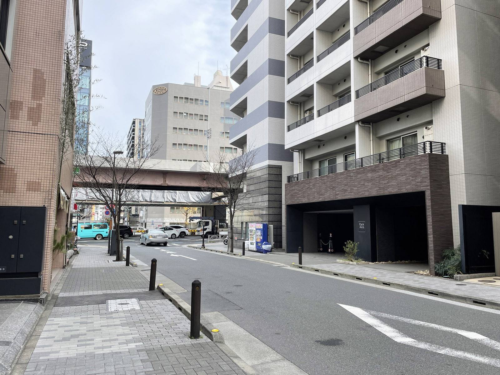 日本橋本町THビル前面の本銀通り