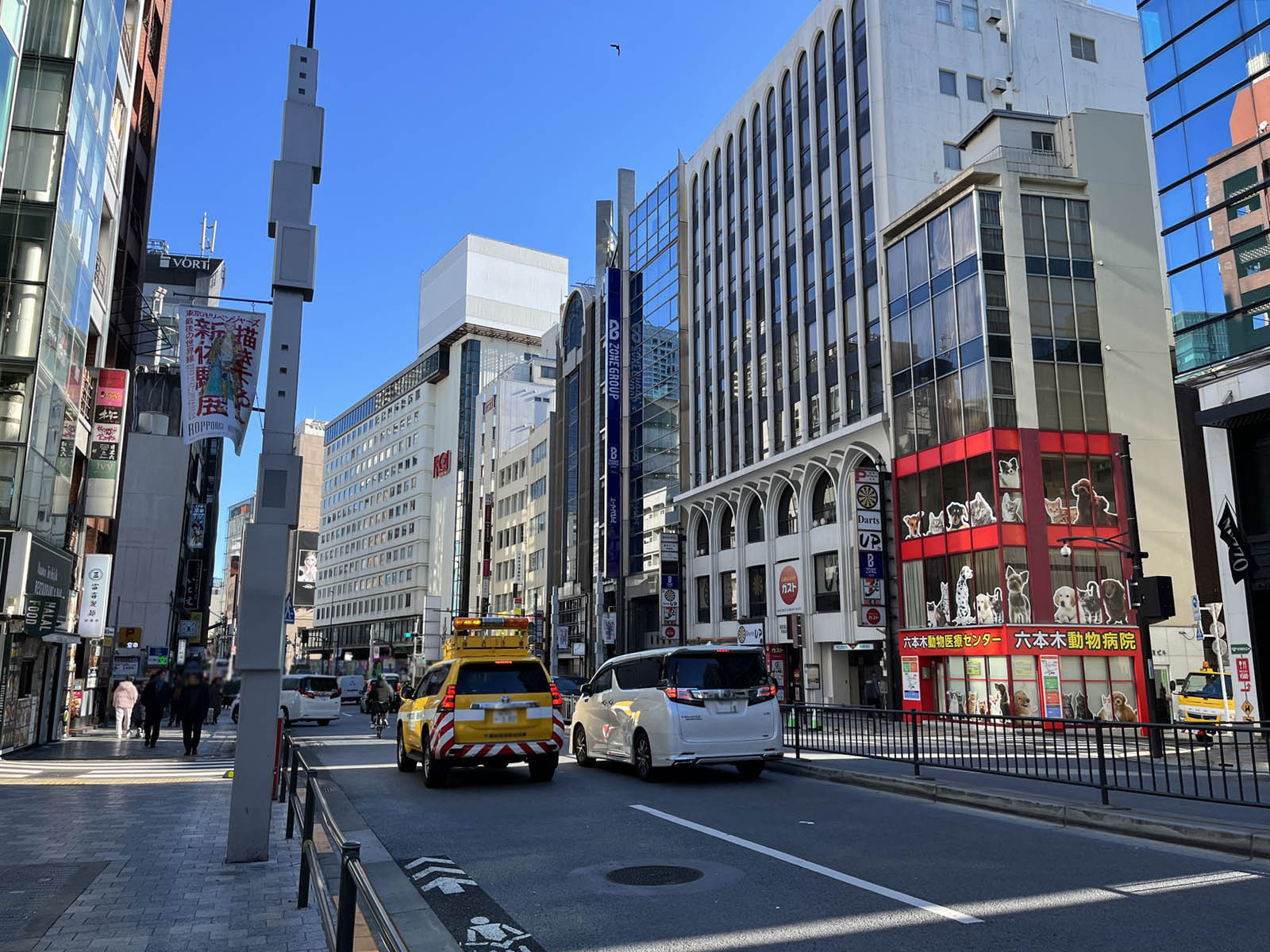 六和ビル前面の外苑東通り