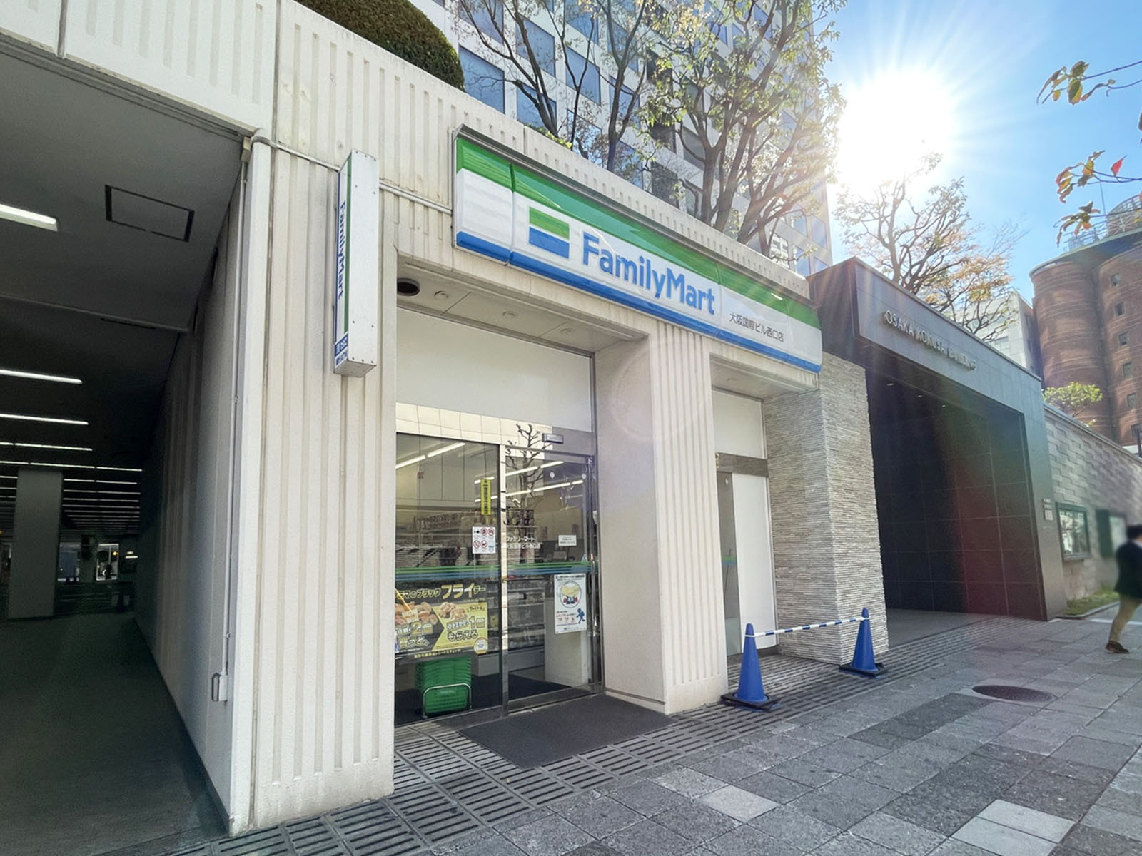 徒歩2分のファミリーマート 大阪国際ビル西口店