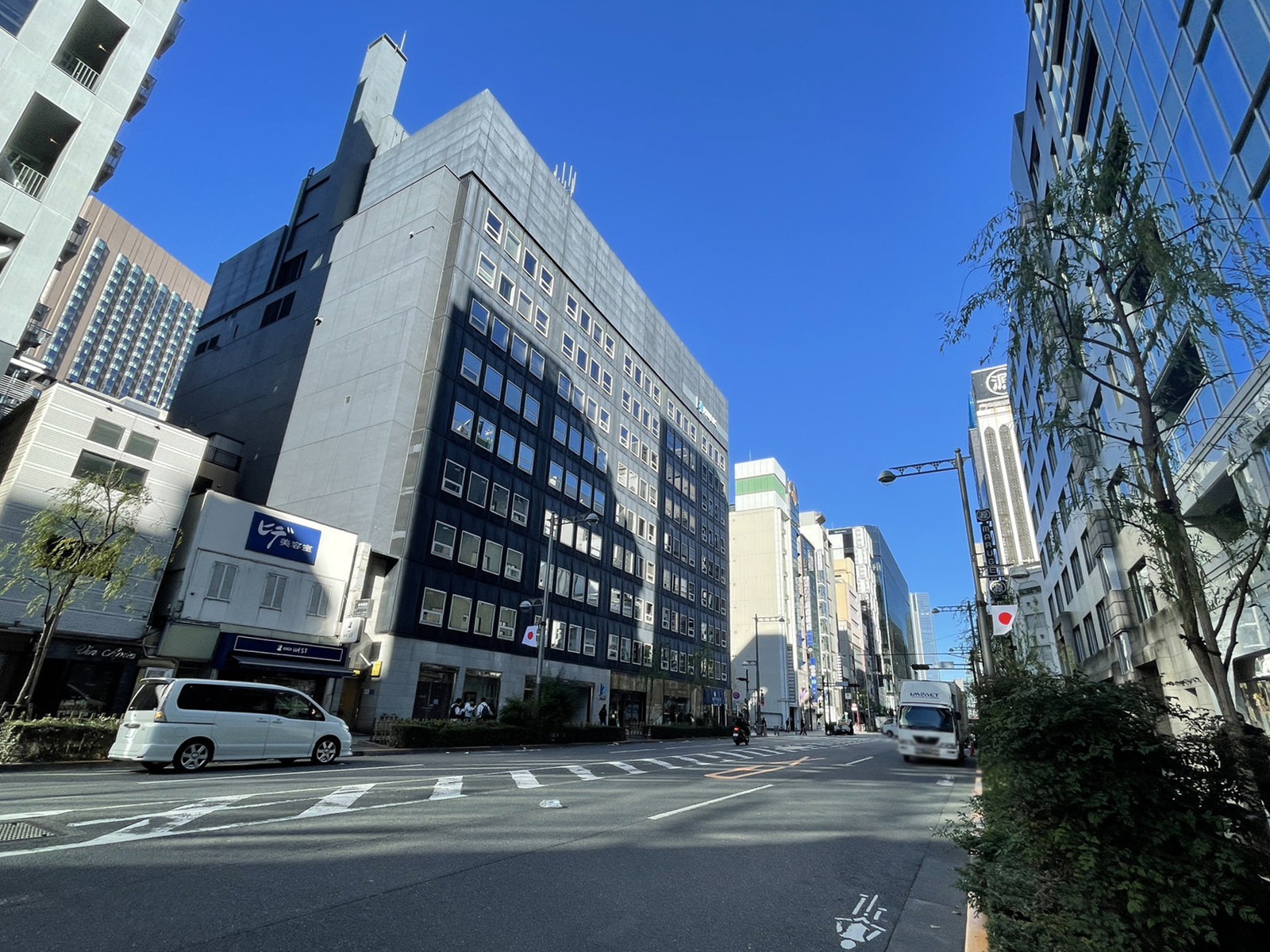 RBM銀座ビル前面の通り