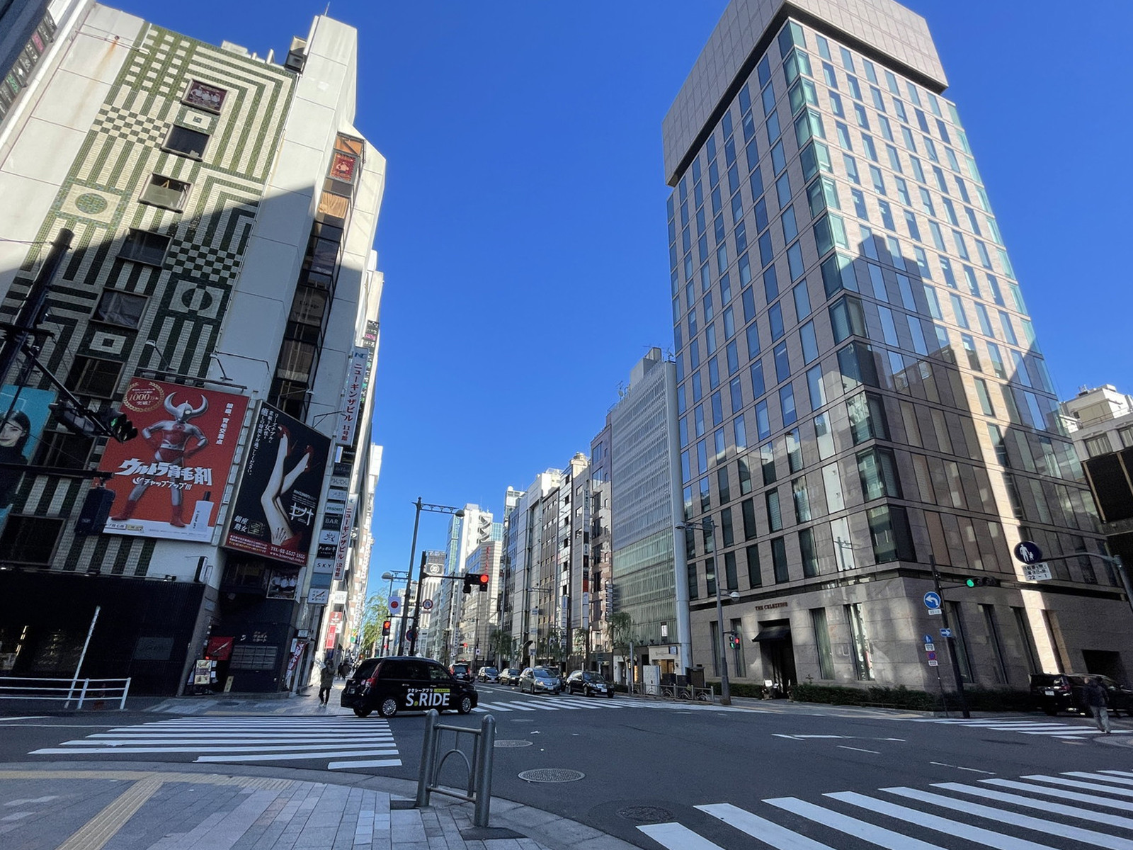 奥山ビル前面の通り