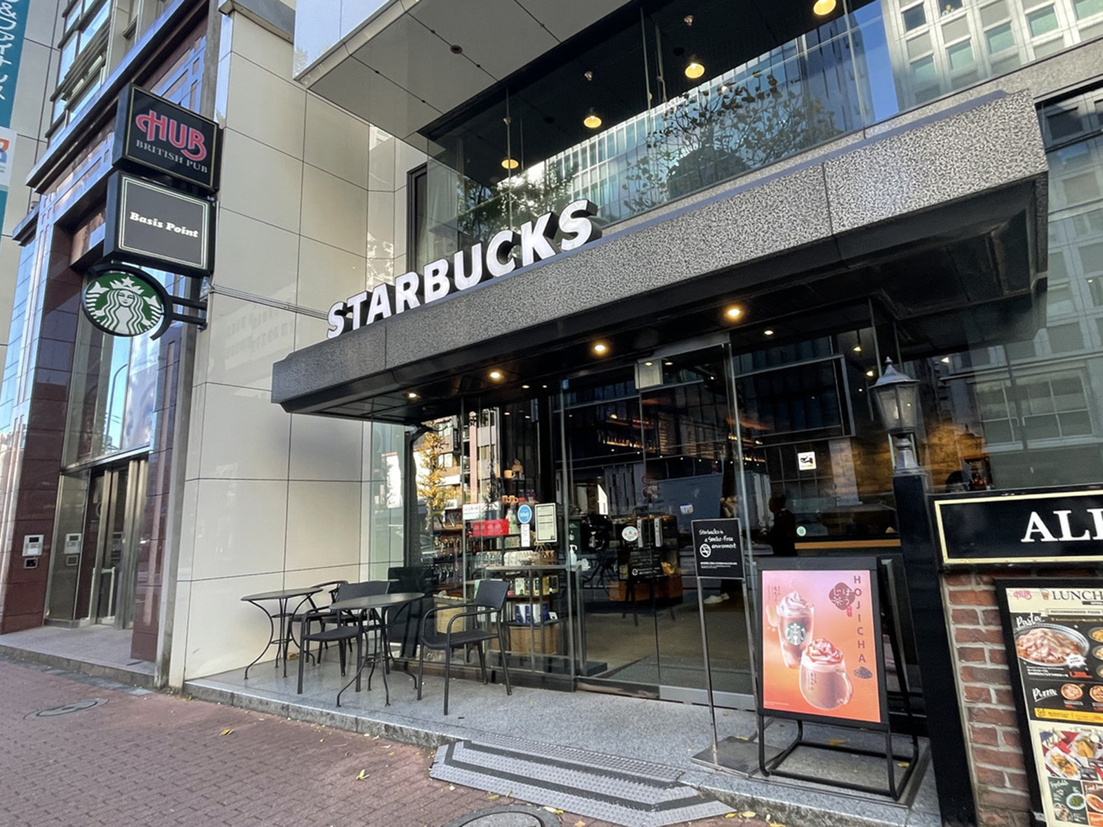徒歩2分のスターバックスコーヒー新橋駅前店
