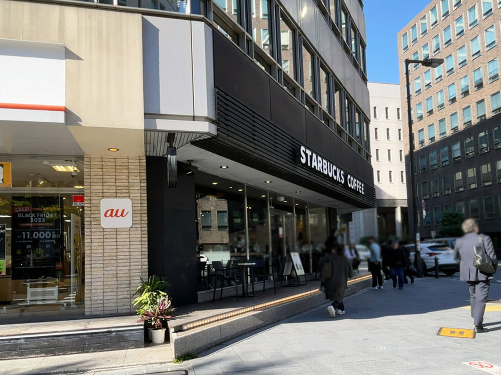 徒歩3分のスターバックスコーヒー 御堂筋本町店