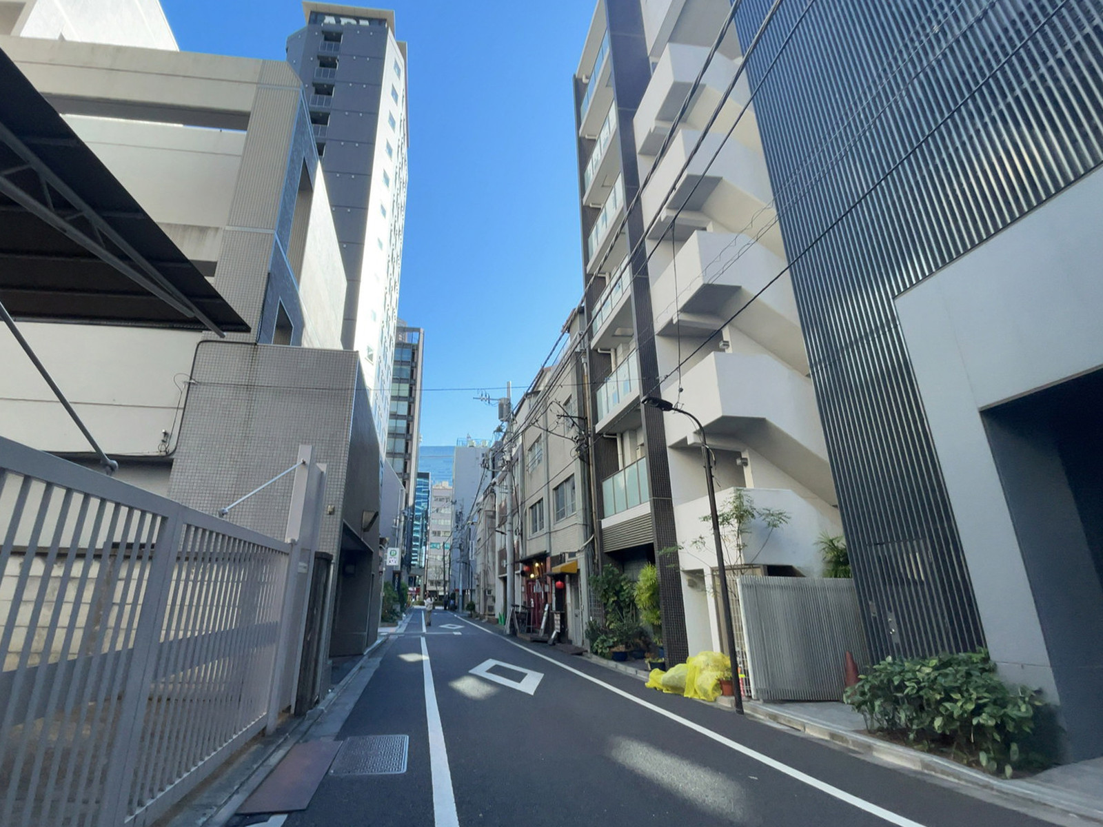 川西ビル前面の通り