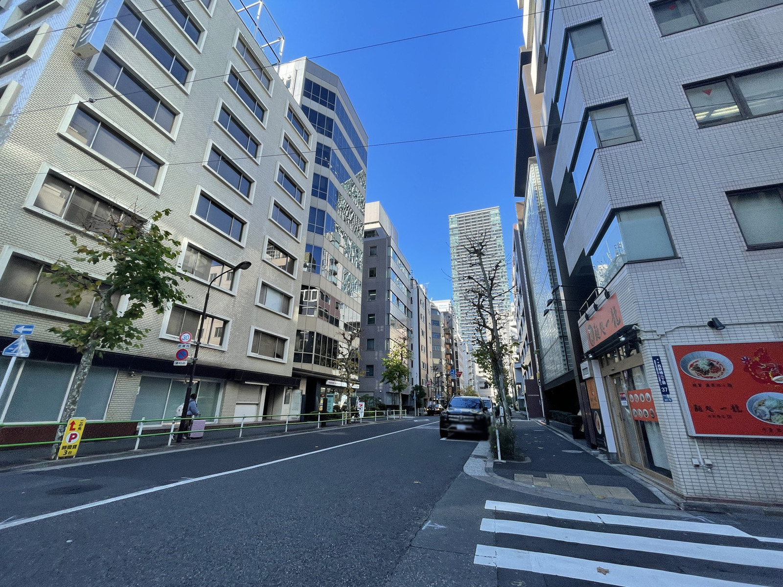 西新橋NKビル前面の通り