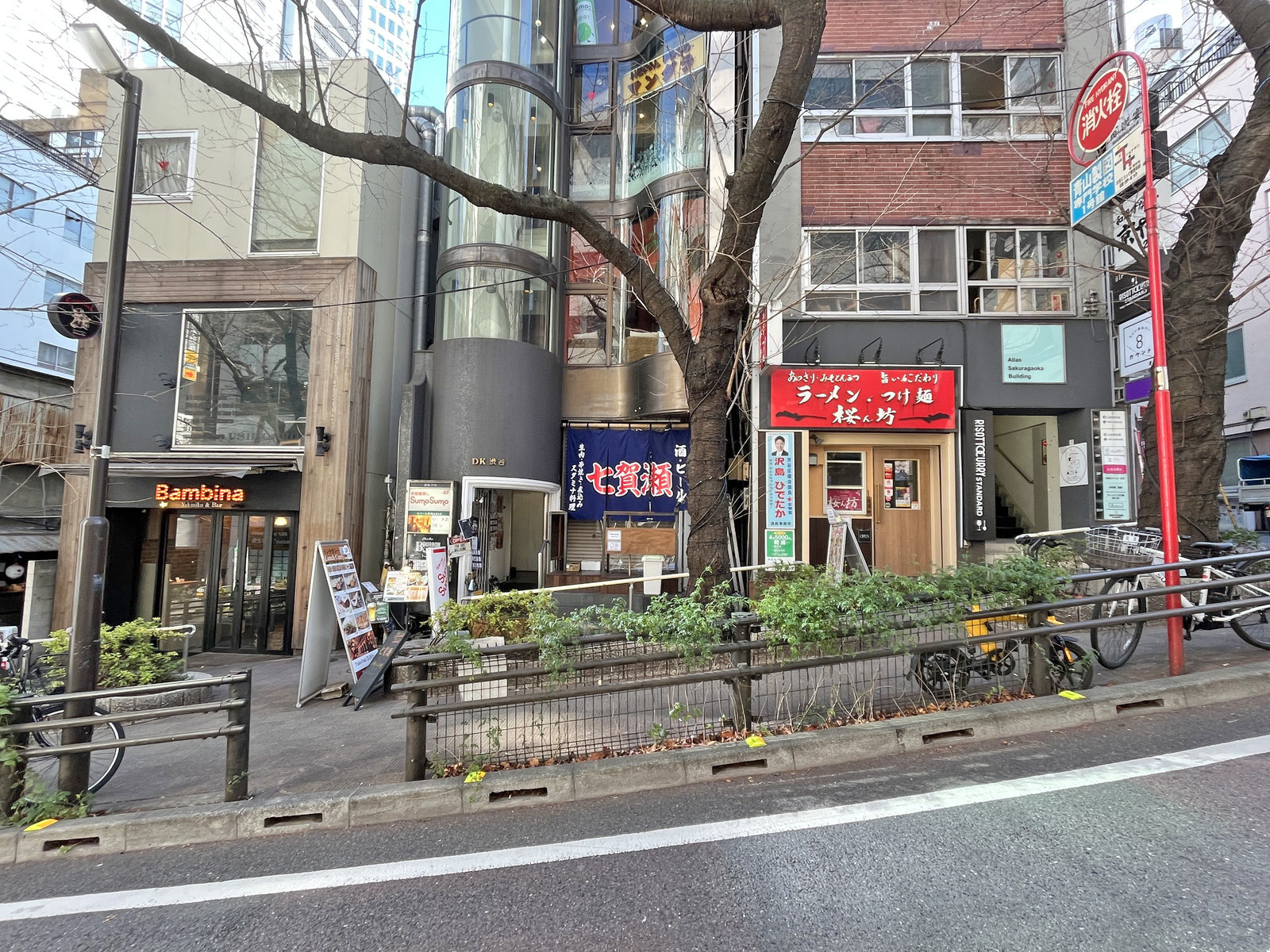 付近には飲食店が充実