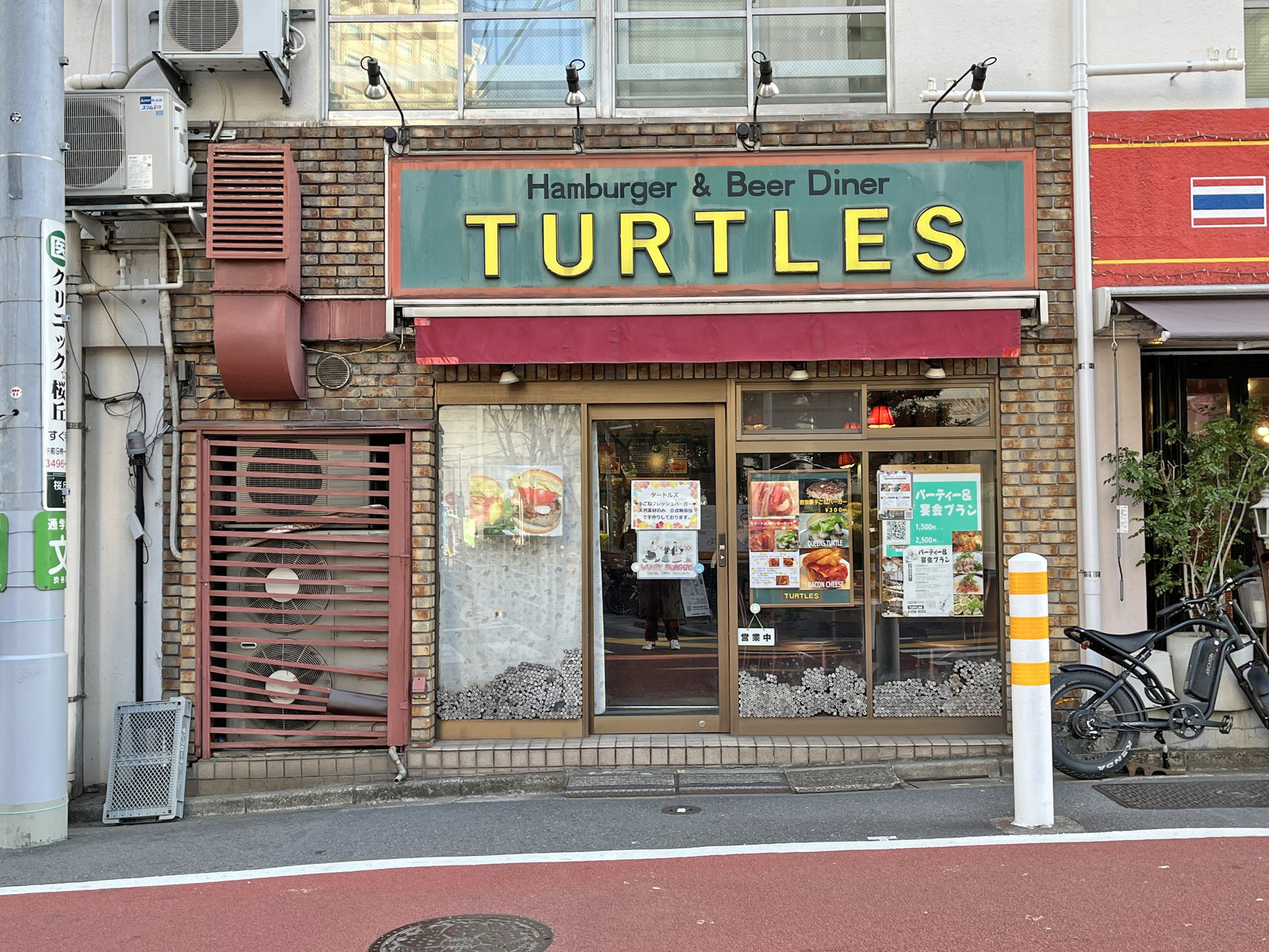 徒歩1分のハンバーガーショップTURTLES