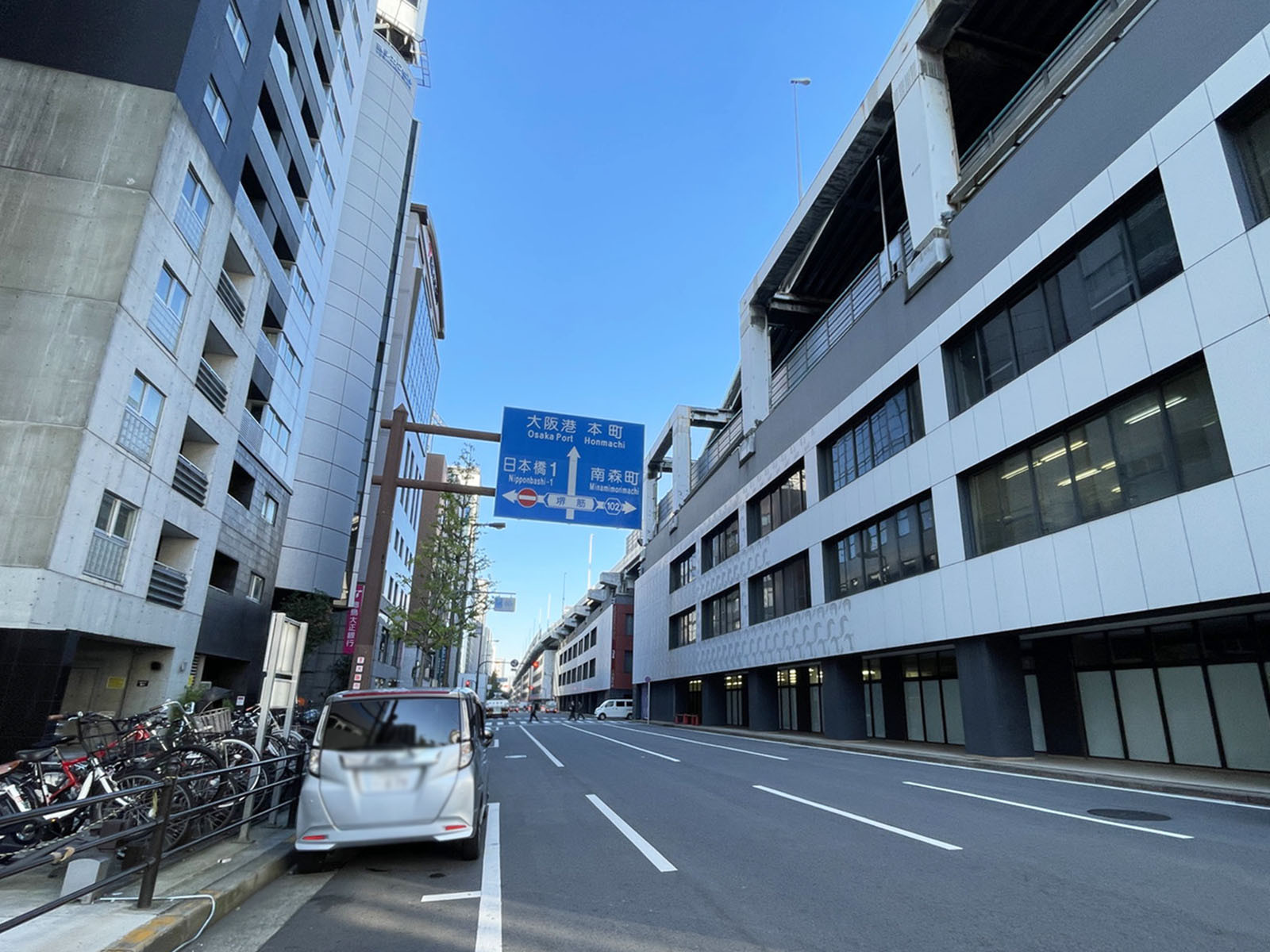 フォーキャスト堺筋本町前面の通り