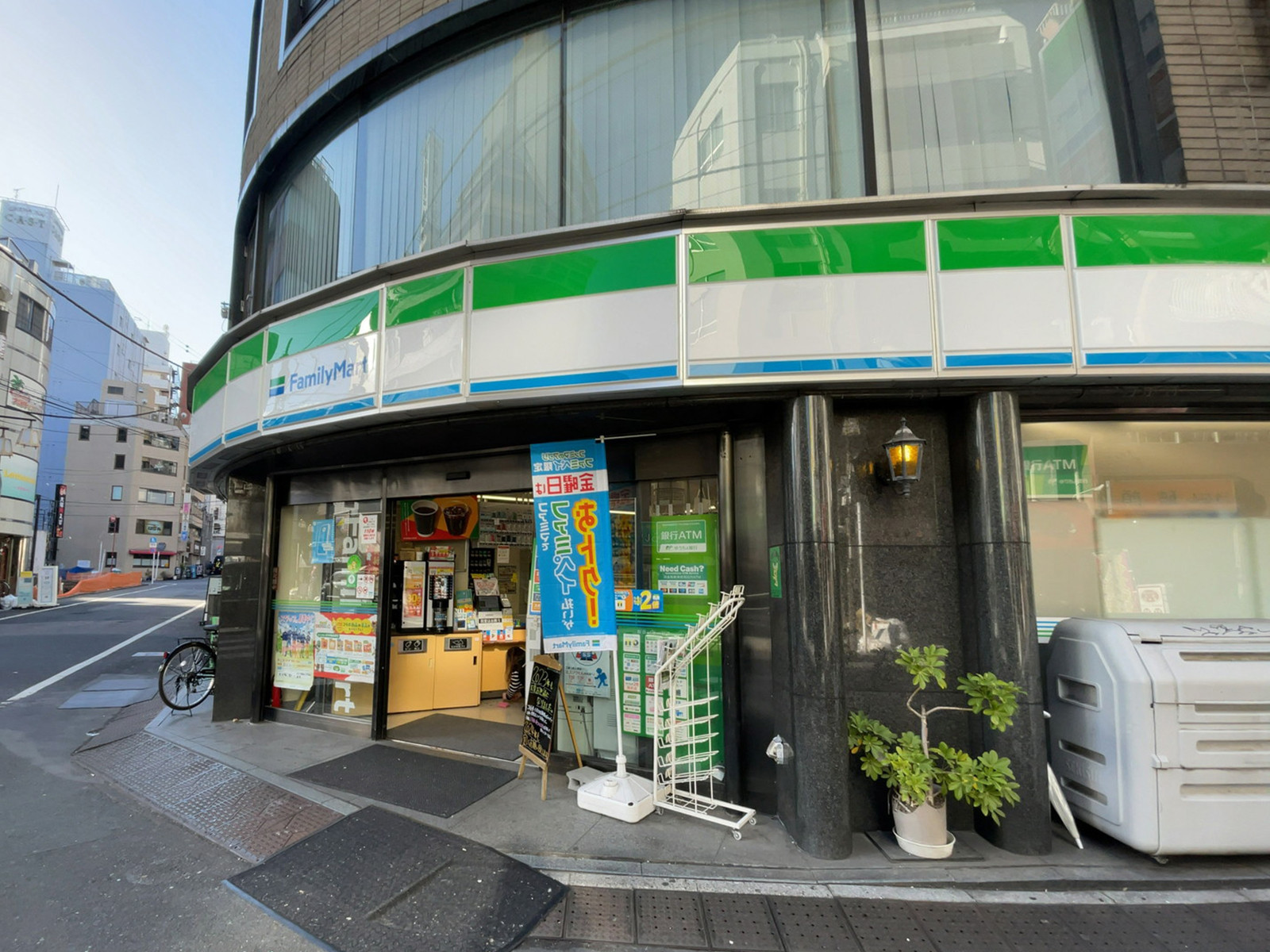 徒歩1分のファミリーマート北大塚2丁目店