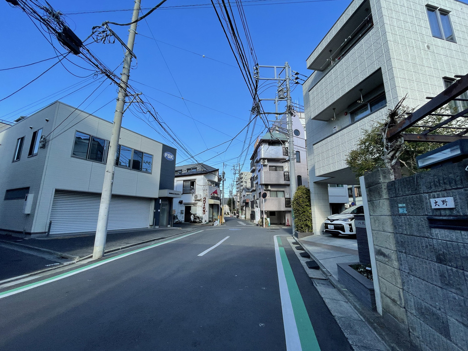 オフィスビル前面の通り
