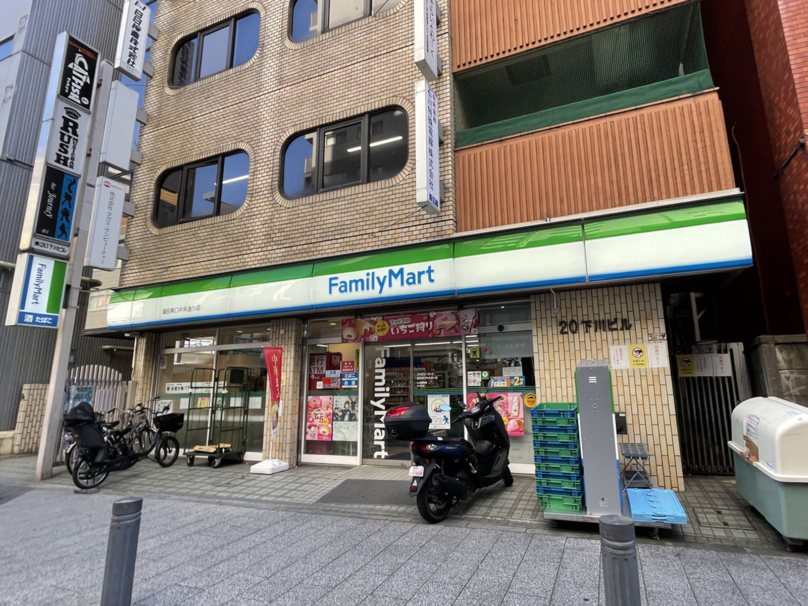 徒歩1分のファミリーマート蒲田東口中央通り店