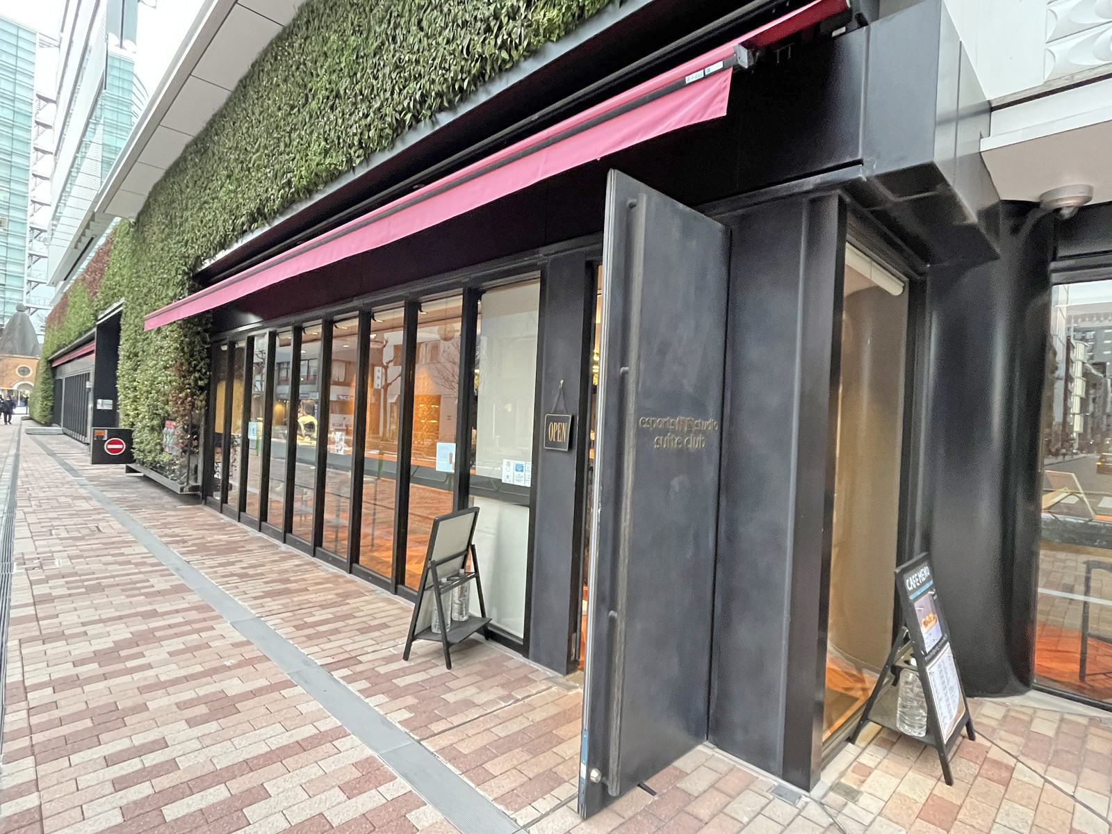 向かいの通りのesports 銀座 Studio Suite Club