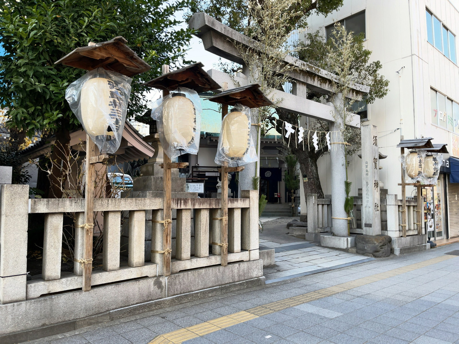 隣接する須賀神社