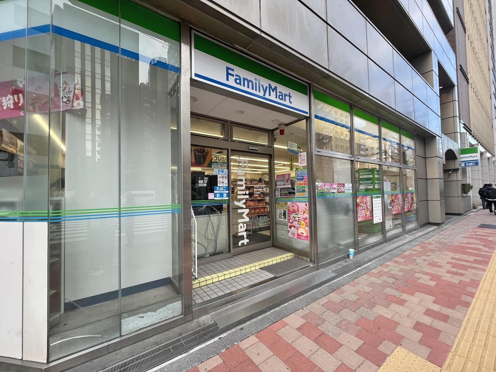 徒歩2分のファミリーマート銀座松屋通り店