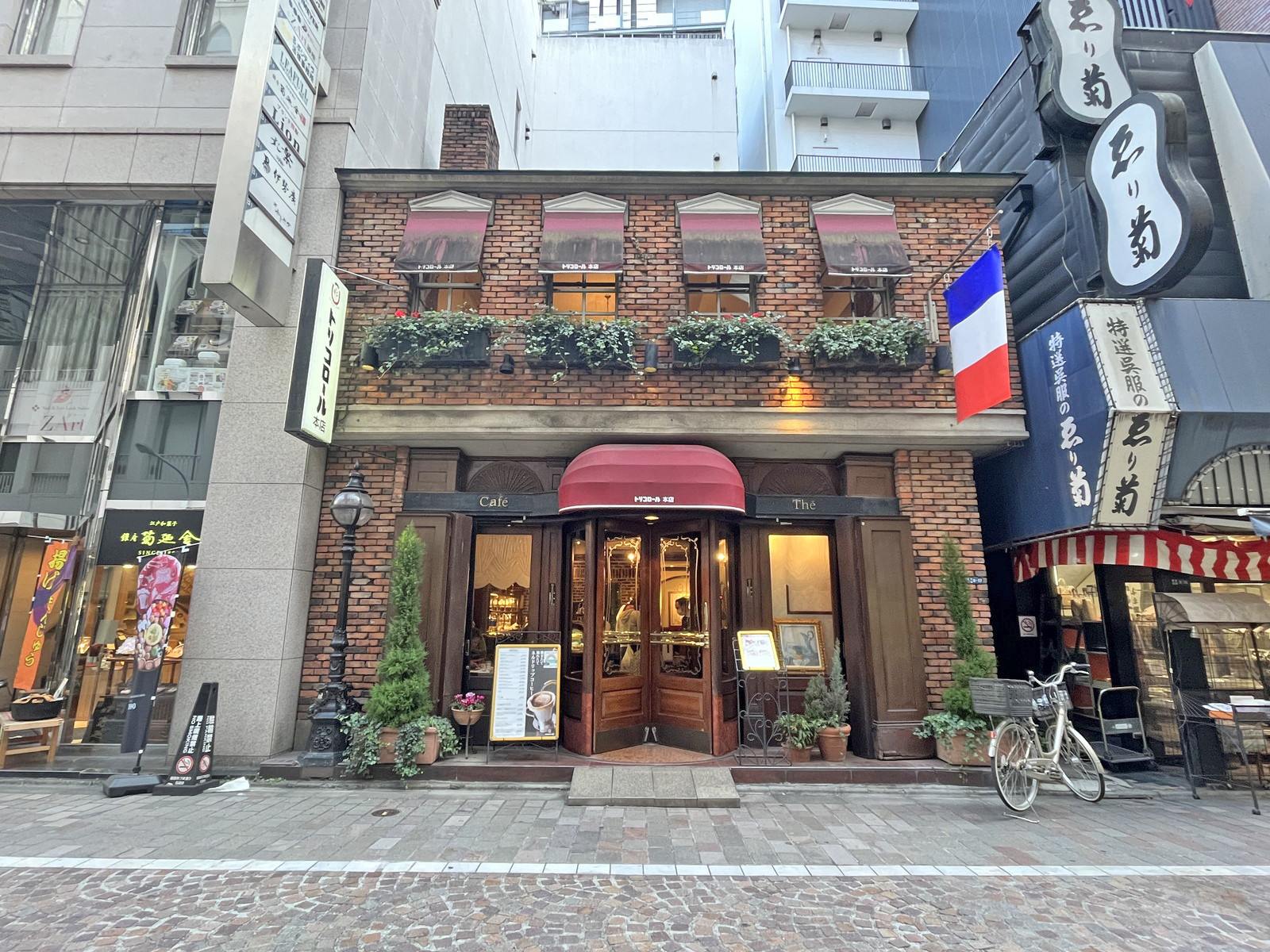 同じ並びのトリコロール本店