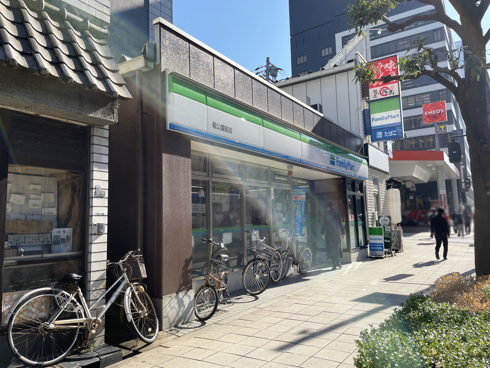 並びにあるファミリーマート 靱公園前店