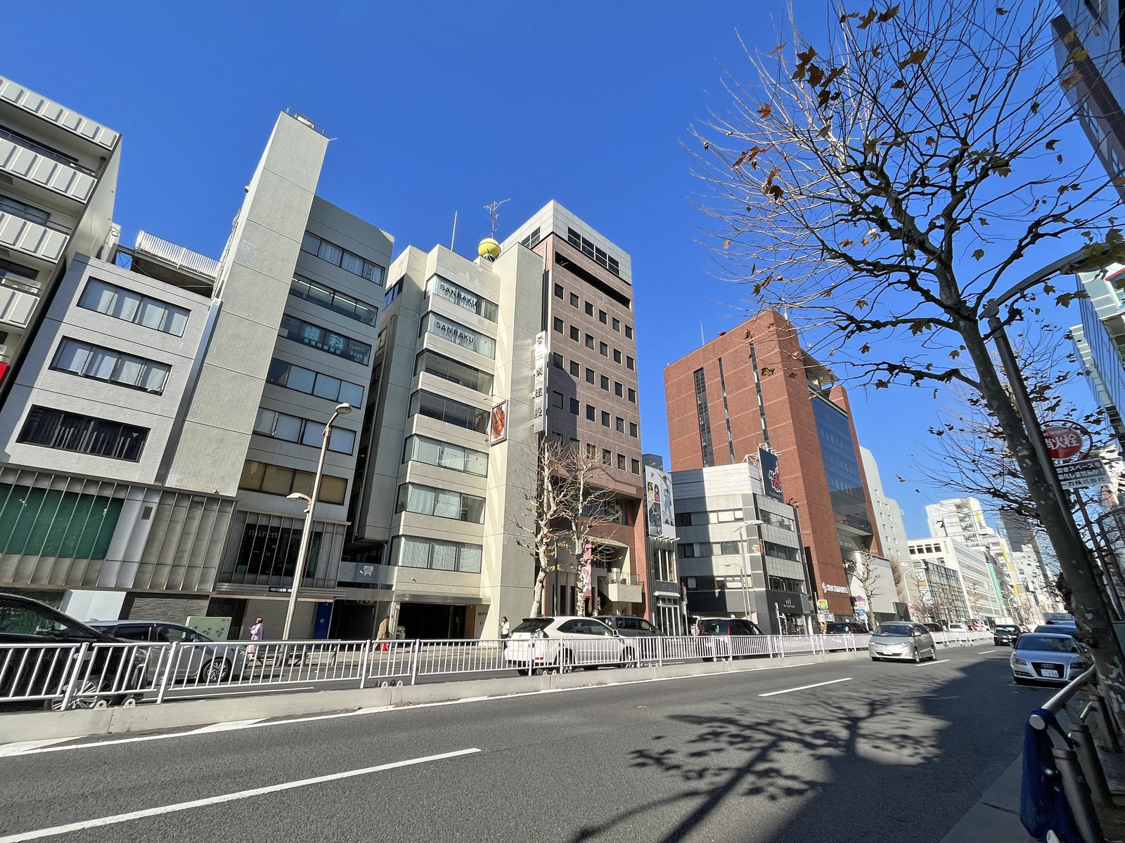 明治ビル前面の明治通り
