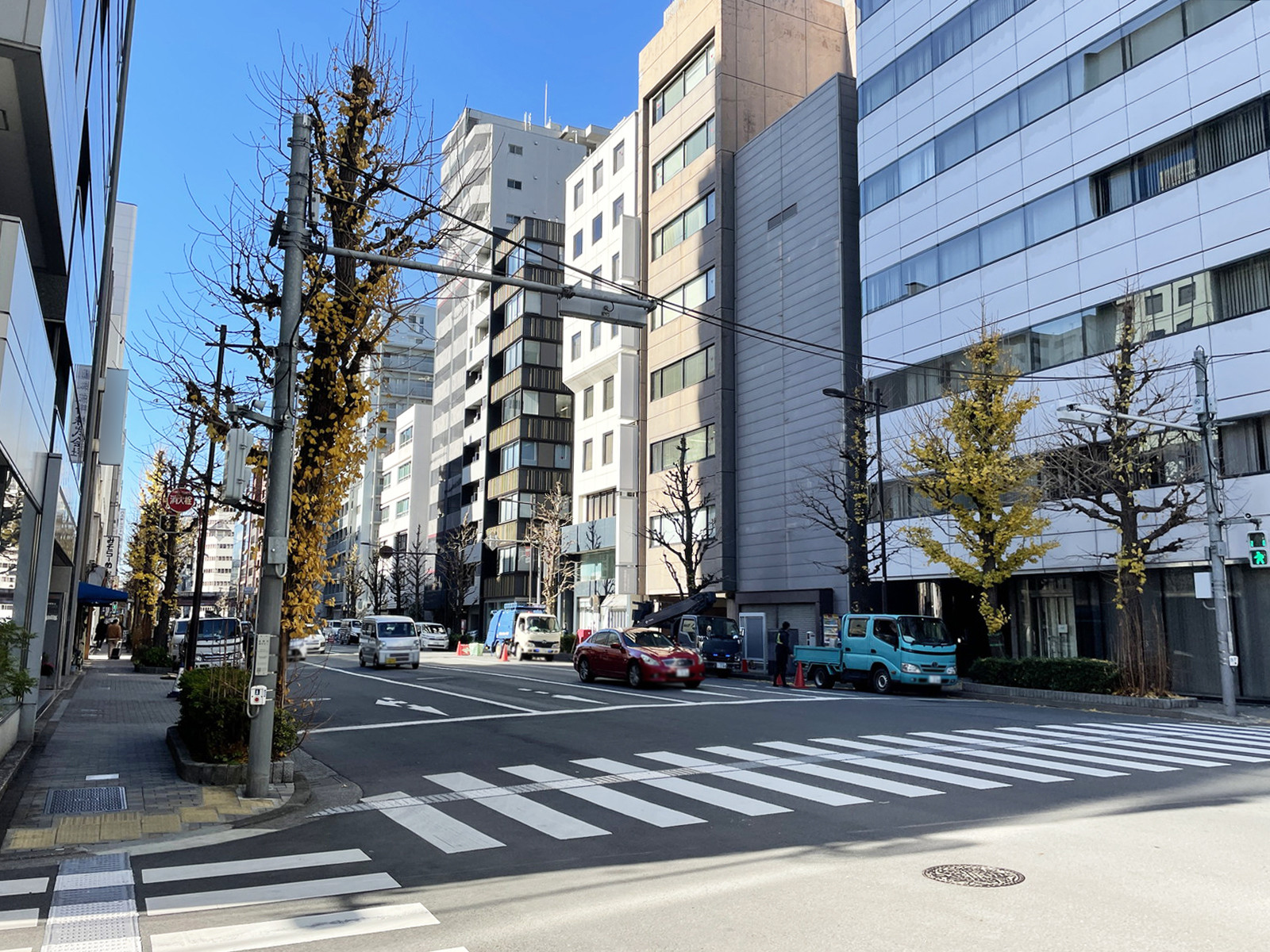 NBビル前面の神田平成通り